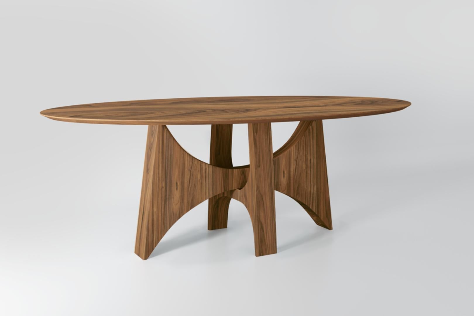 Ovaler Esstisch „Planalto“ aus natürlichem Nussbaumholz (Moderne) im Angebot