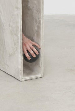 Piedistallo contemporaneo in cemento bianco Plane di Bailey Fontaine