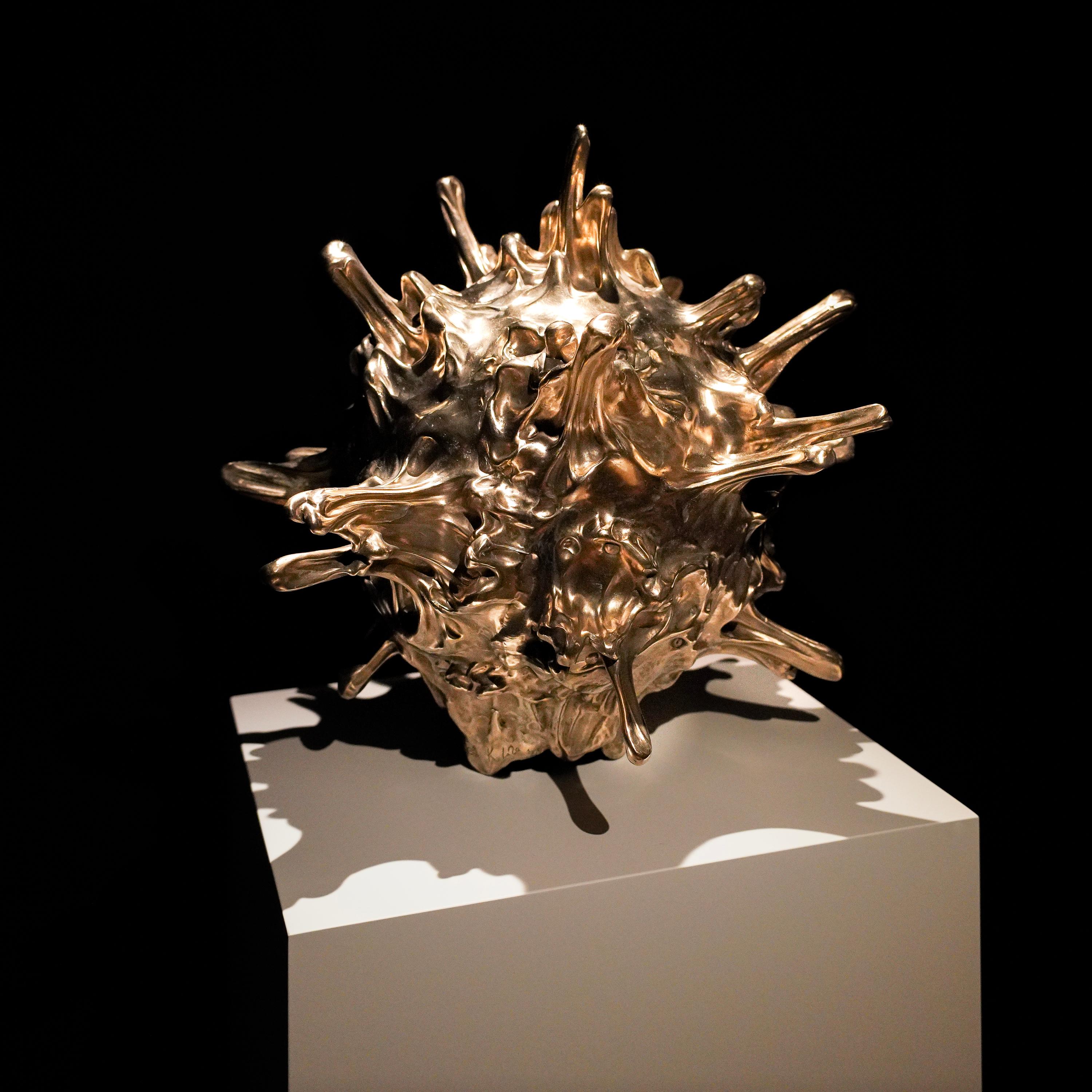 Bronzo Scultura Planet 02 di Kris Lamba Studio in vendita