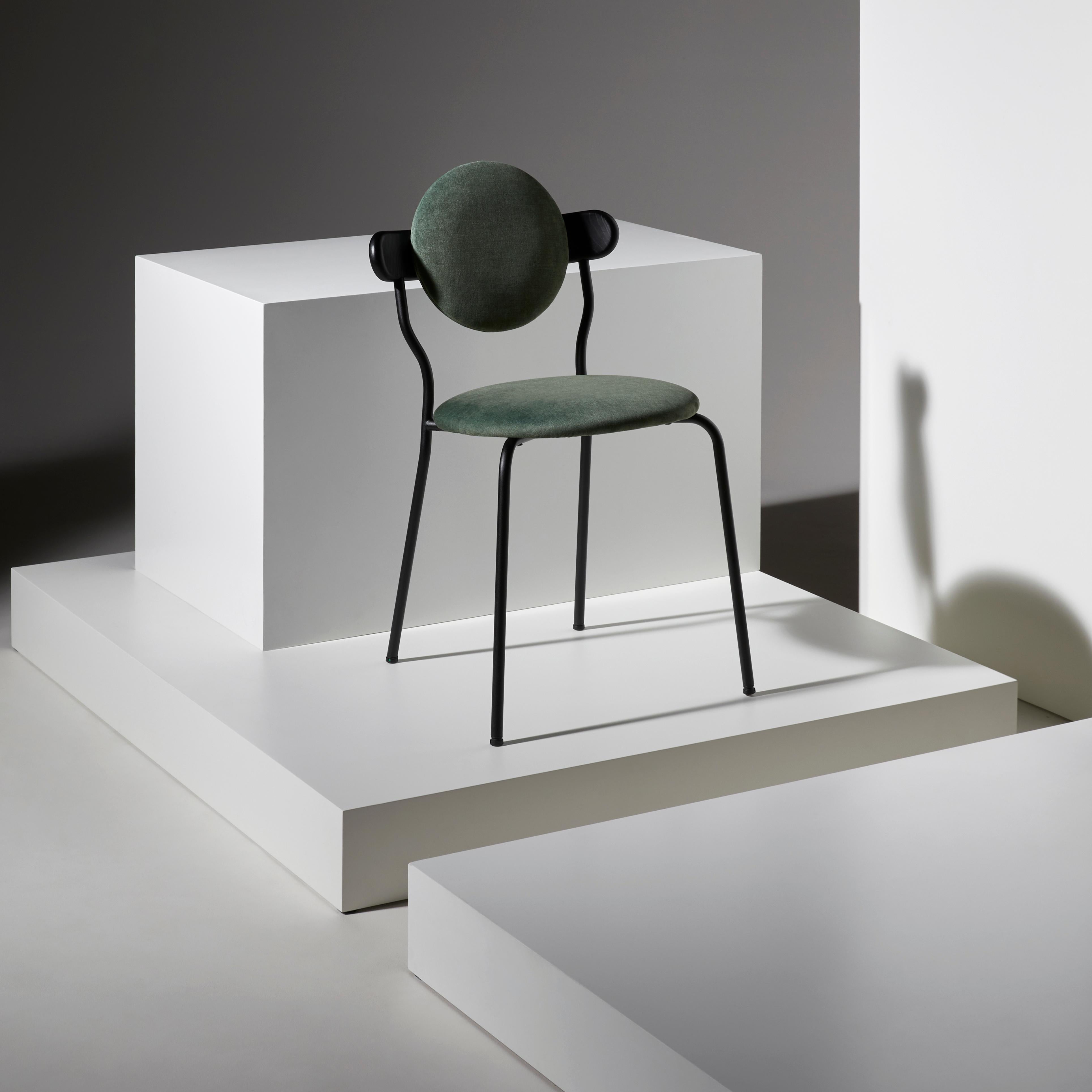 Planet bar est une chaise haute rembourrée inspirée de la silhouette distinctive de la planète Saturne.
La version bar de la chaise Planet originale offre une solution confortable et pratique pour s'asseoir au bar tout en gardant le même style