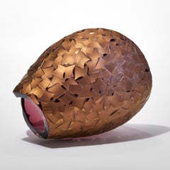 Planet in Burgund Schiefer, Aubergine und Bronze - Glasskulptur von Lena Bergström