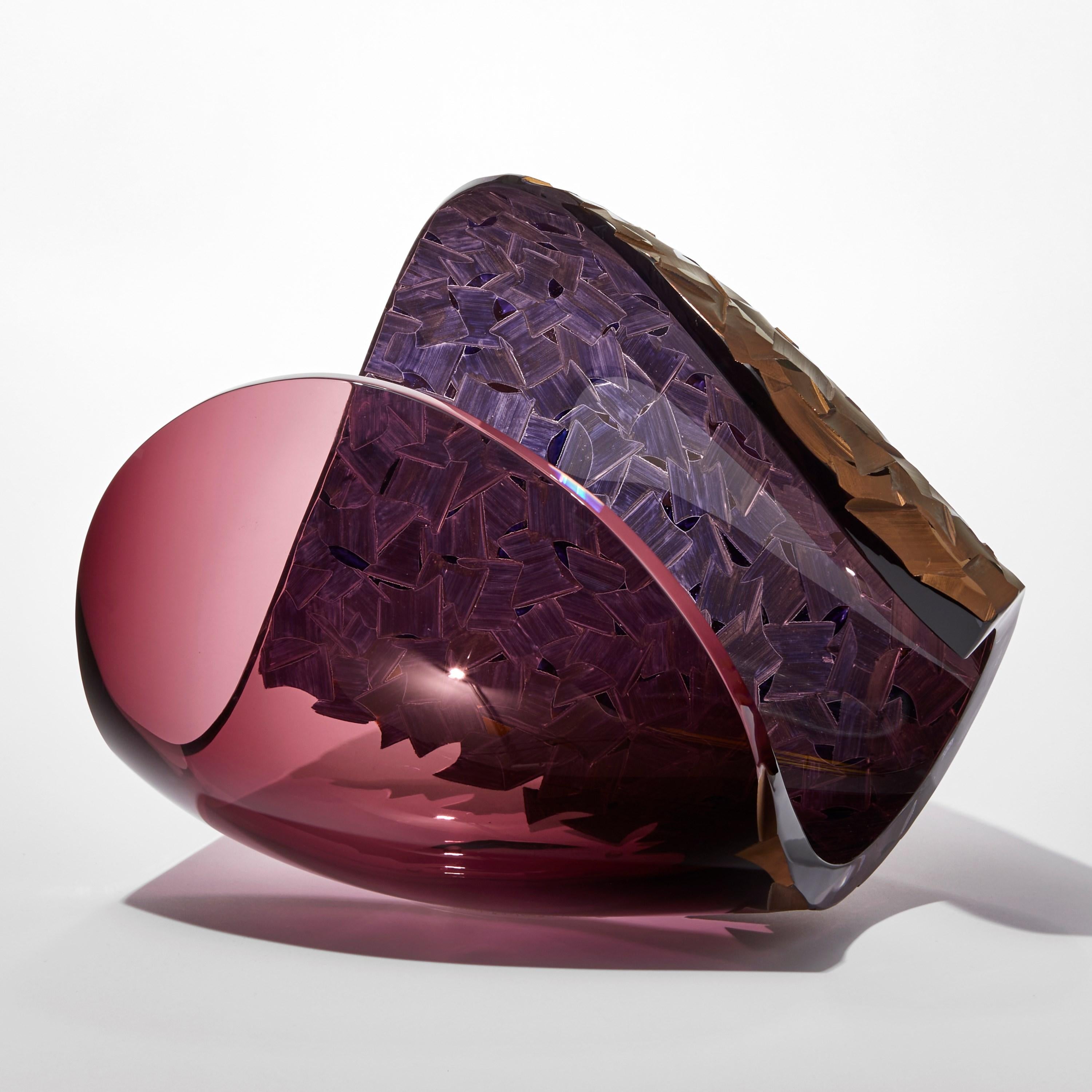 Fait main Planet in Burgundy Sculpture en verre ardoise, aubergine et bronze de Lena Bergström en vente
