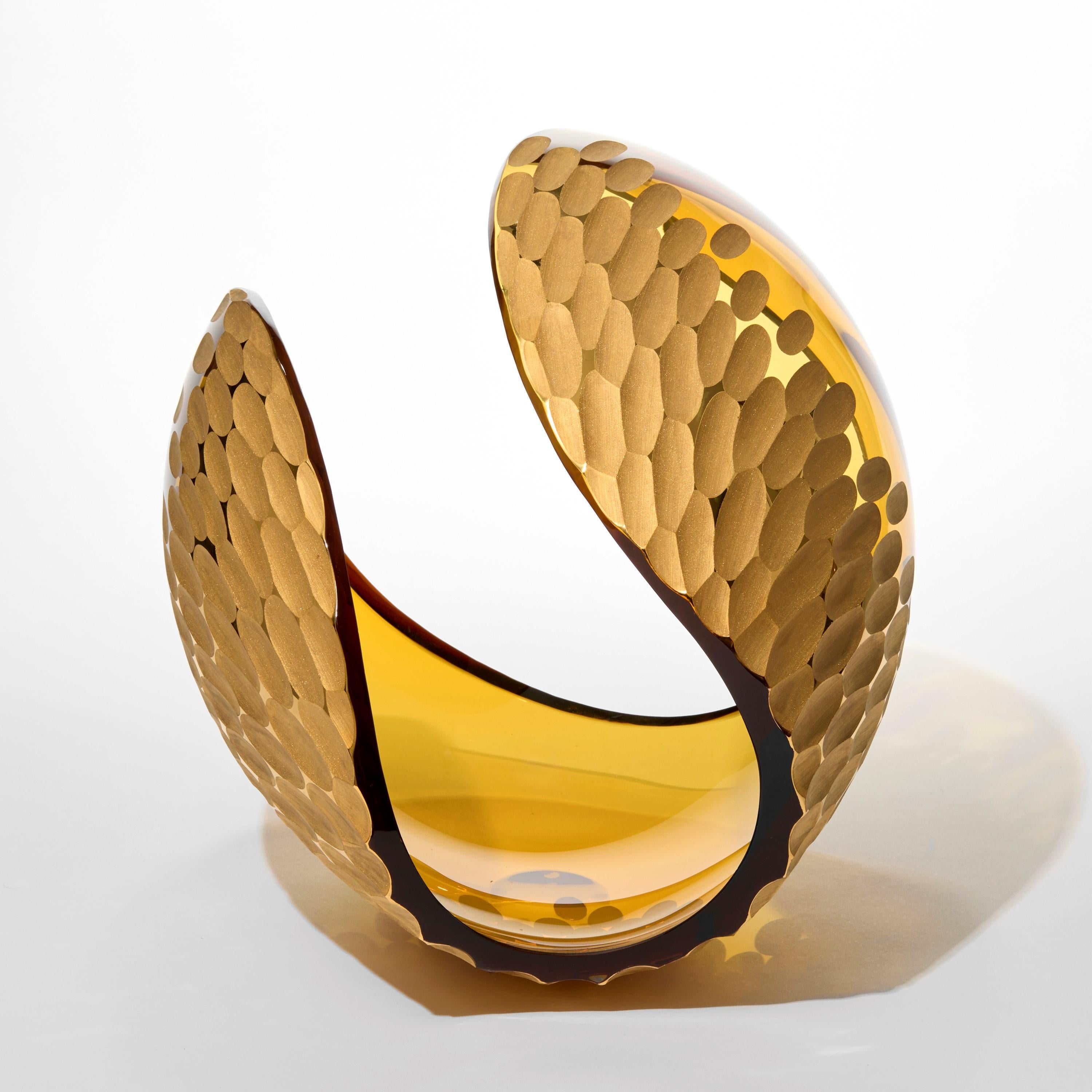 Organico moderno Planet in Cut Gold & Amber, una scultura in vetro tagliato e soffiato a mano di Lena Bergström in vendita