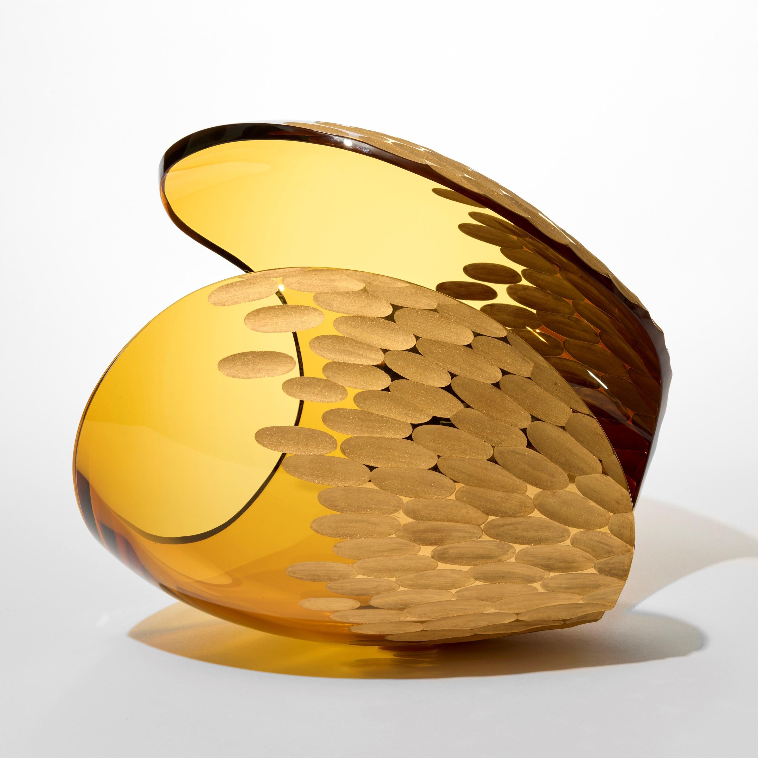 Svedese Planet in Cut Gold & Amber, una scultura in vetro tagliato e soffiato a mano di Lena Bergström in vendita