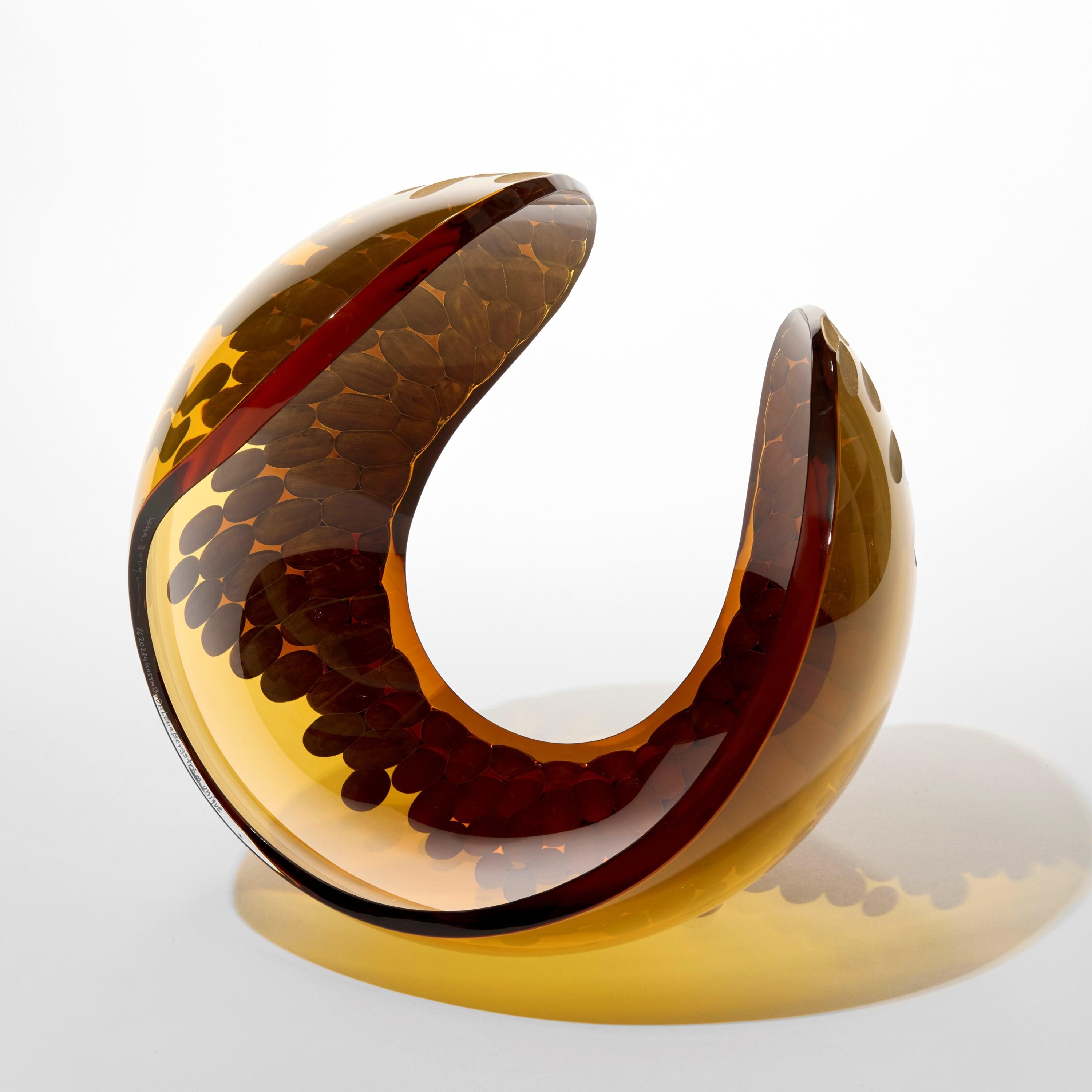 Fatto a mano Planet in Cut Gold & Amber, una scultura in vetro tagliato e soffiato a mano di Lena Bergström in vendita