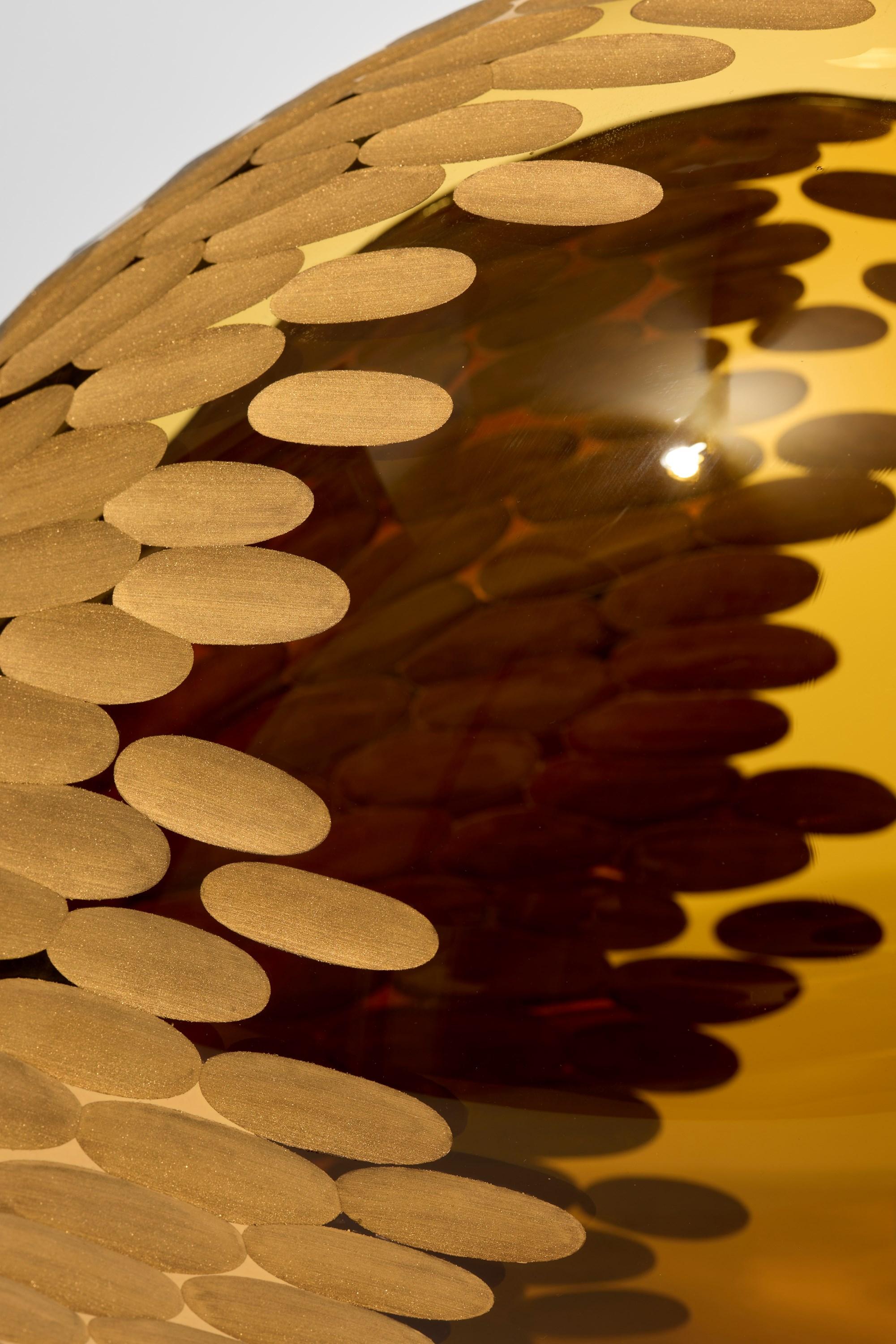 XXI secolo e contemporaneo Planet in Cut Gold & Amber, una scultura in vetro tagliato e soffiato a mano di Lena Bergström in vendita