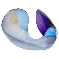 Planeta en Duo Blues, una escultura de vidrio azul, lila y morado de Lena Bergström