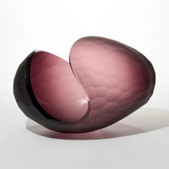 Planet in Faceted Aubergine, eine geschliffene und mundgeblasene Glasskulptur von Lena Bergström