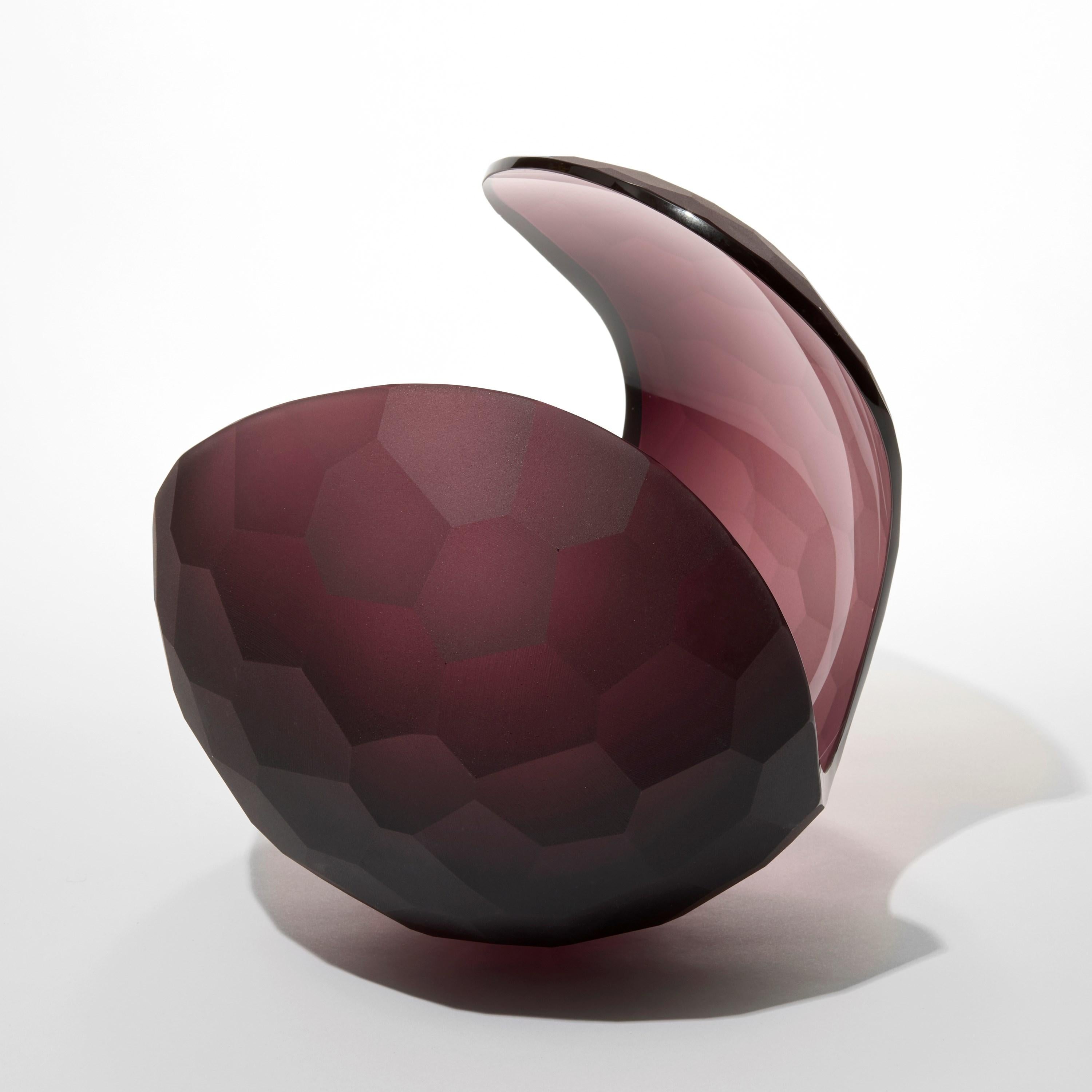 Organico moderno Planet in Faceted Aubergine, una scultura in vetro tagliato e soffiato a mano di Lena Bergström in vendita