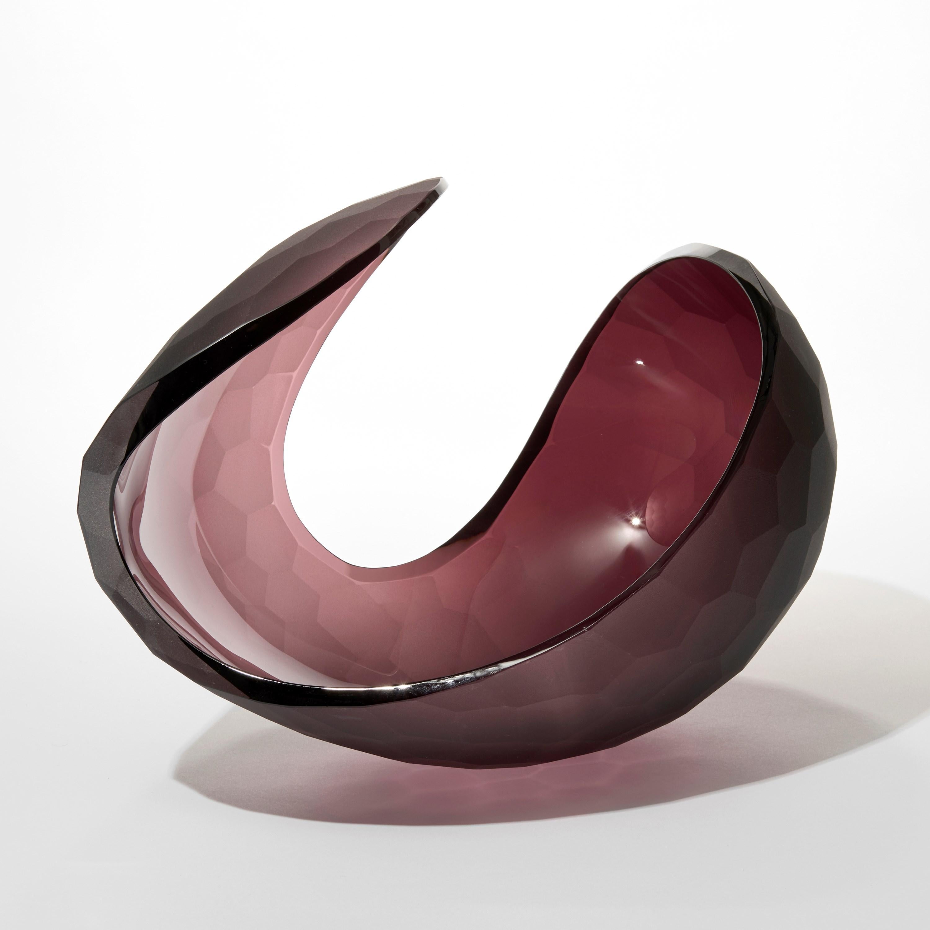 Svedese Planet in Faceted Aubergine, una scultura in vetro tagliato e soffiato a mano di Lena Bergström in vendita