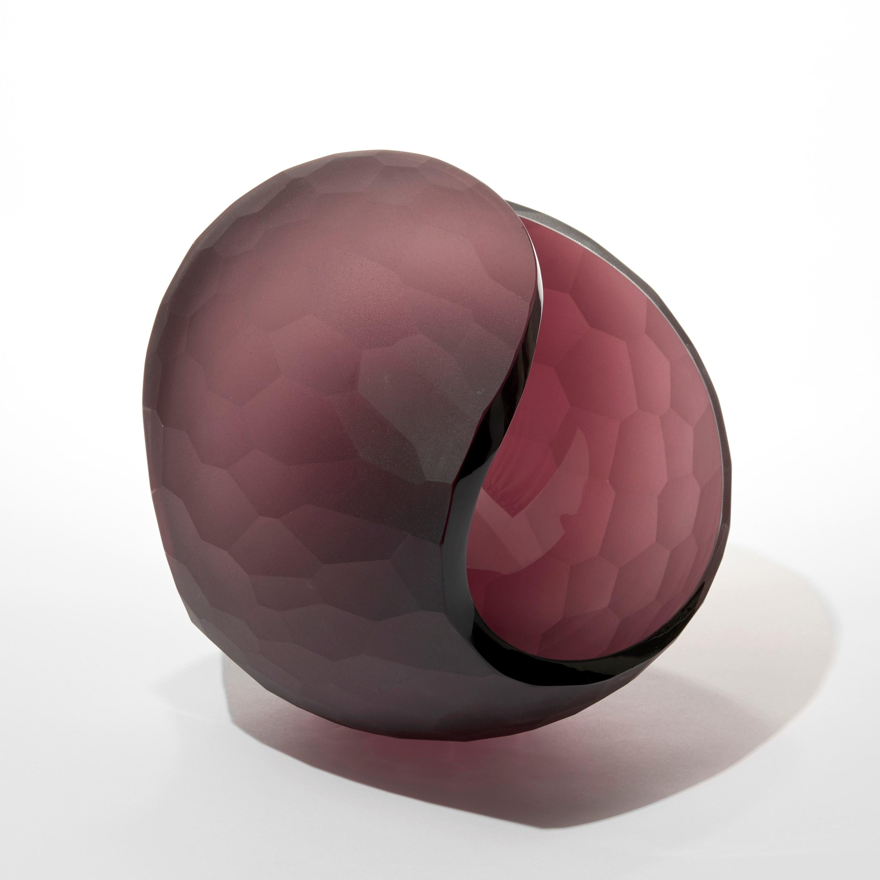 Fatto a mano Planet in Faceted Aubergine, una scultura in vetro tagliato e soffiato a mano di Lena Bergström in vendita