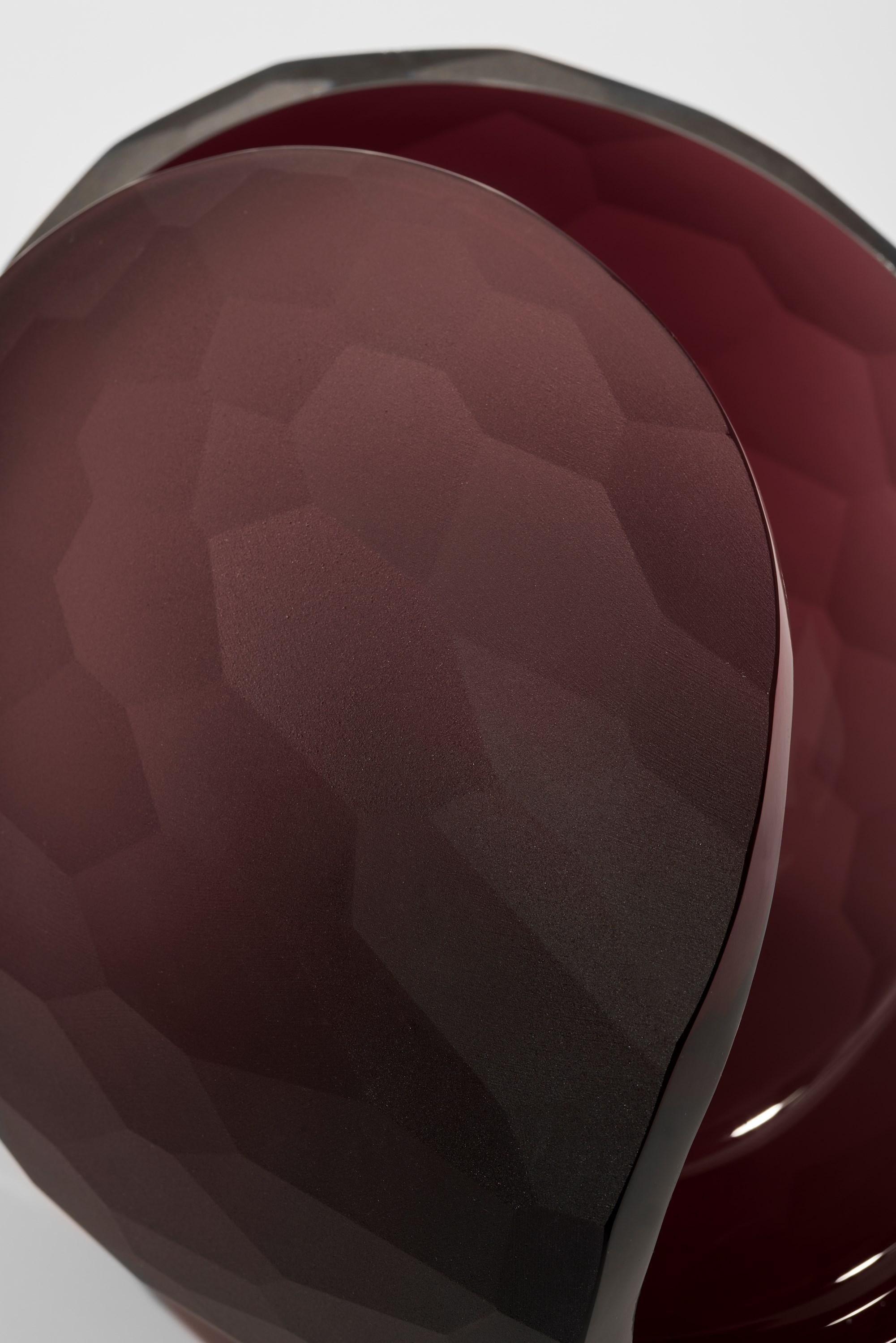 Planet in Faceted Aubergine, una scultura in vetro tagliato e soffiato a mano di Lena Bergström In condizioni Nuovo in vendita a London, GB