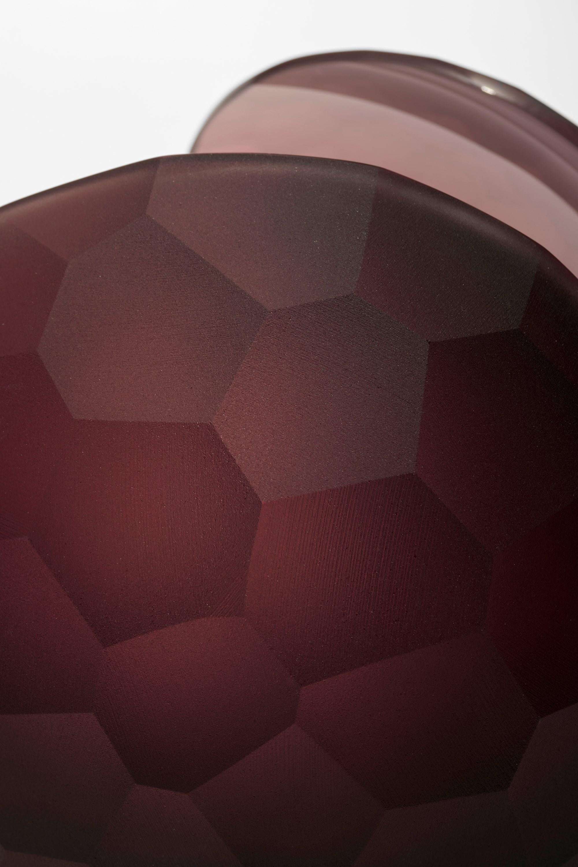 Vetro Planet in Faceted Aubergine, una scultura in vetro tagliato e soffiato a mano di Lena Bergström in vendita