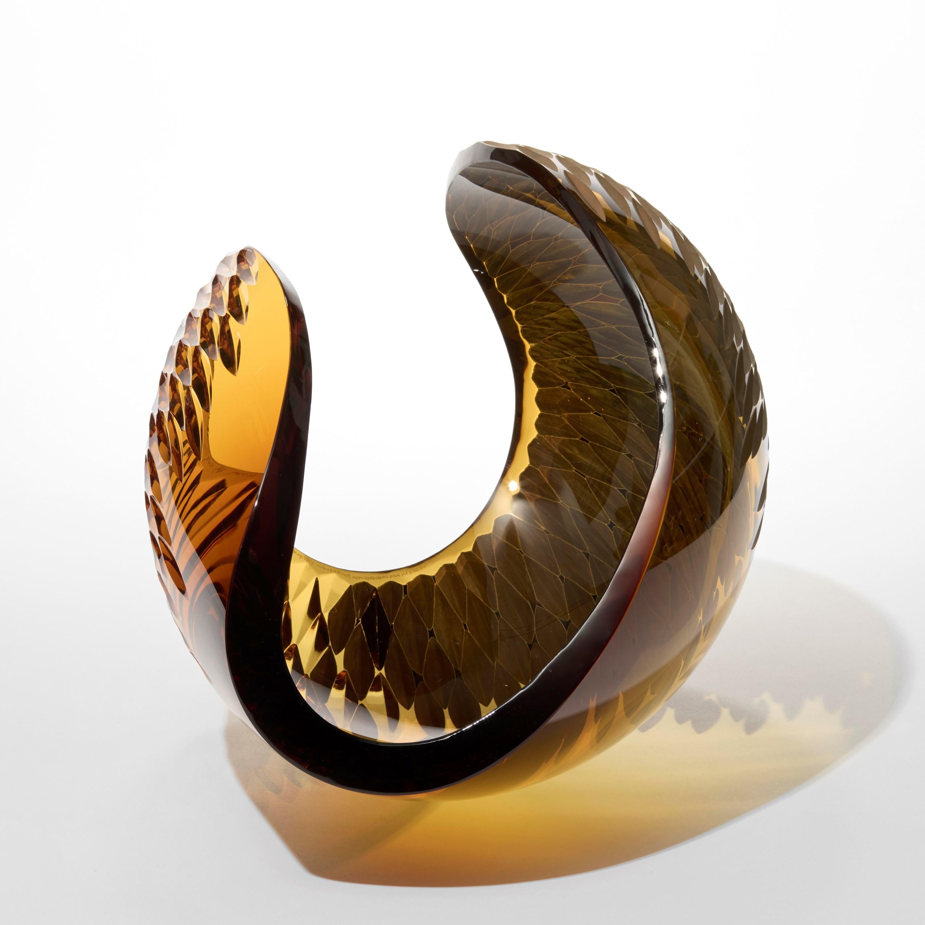 Organico moderno Planet in Faceted Gold, una scultura in vetro tagliato e 23 carati di Lena Bergström in vendita