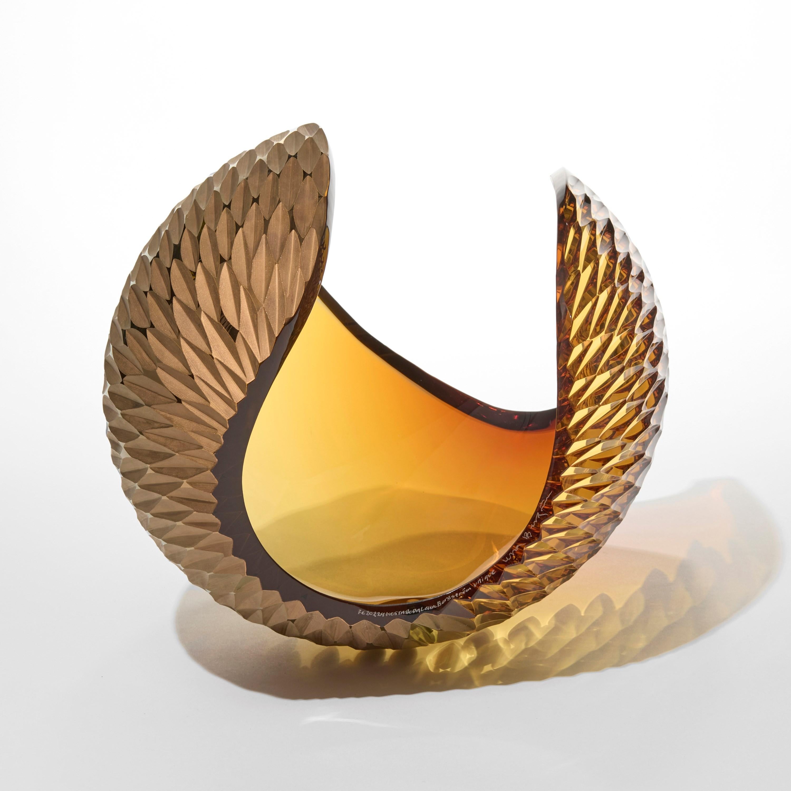 Fatto a mano Planet in Faceted Gold, una scultura in vetro tagliato e 23 carati di Lena Bergström in vendita