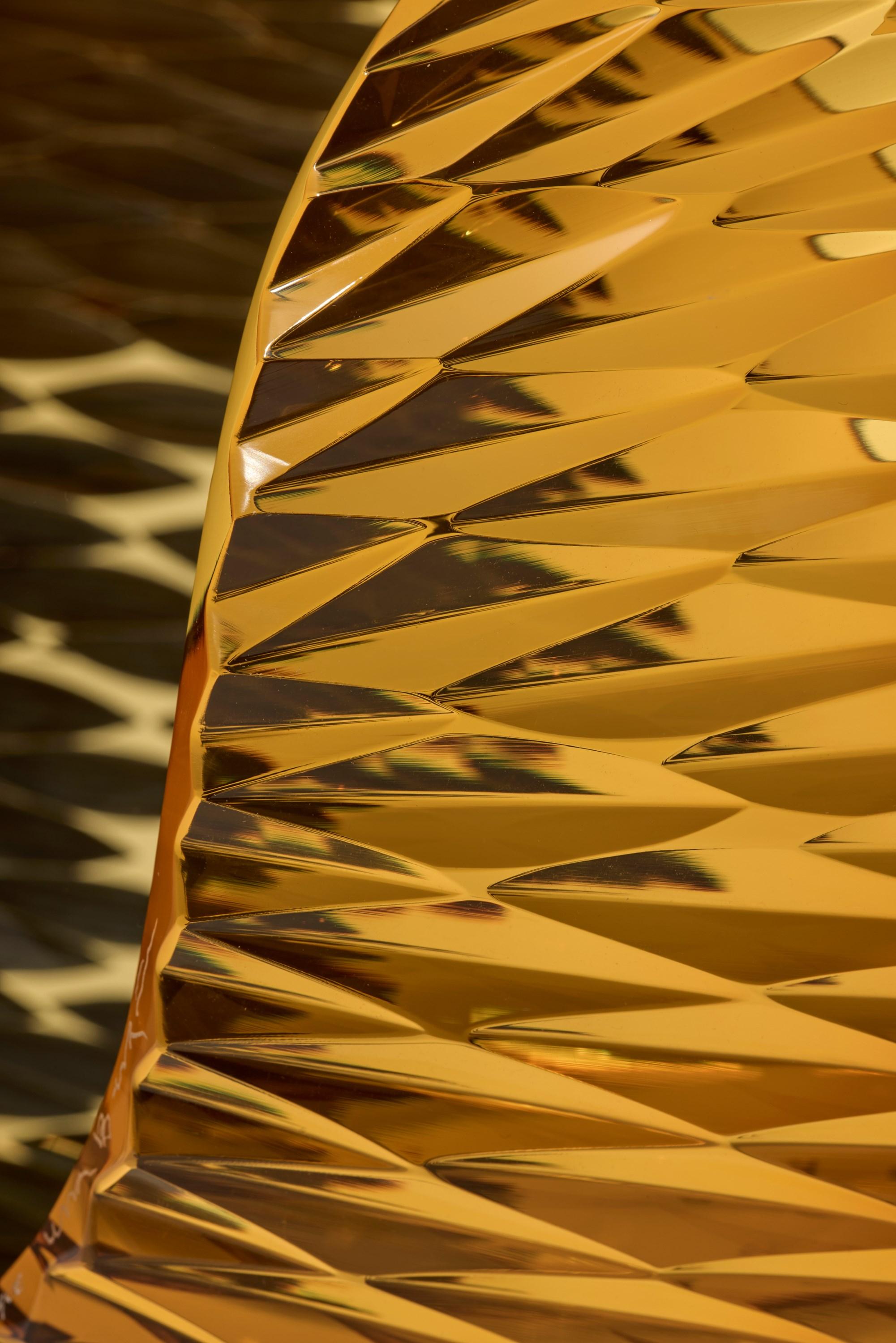 XXI secolo e contemporaneo Planet in Faceted Gold, una scultura in vetro tagliato e 23 carati di Lena Bergström in vendita