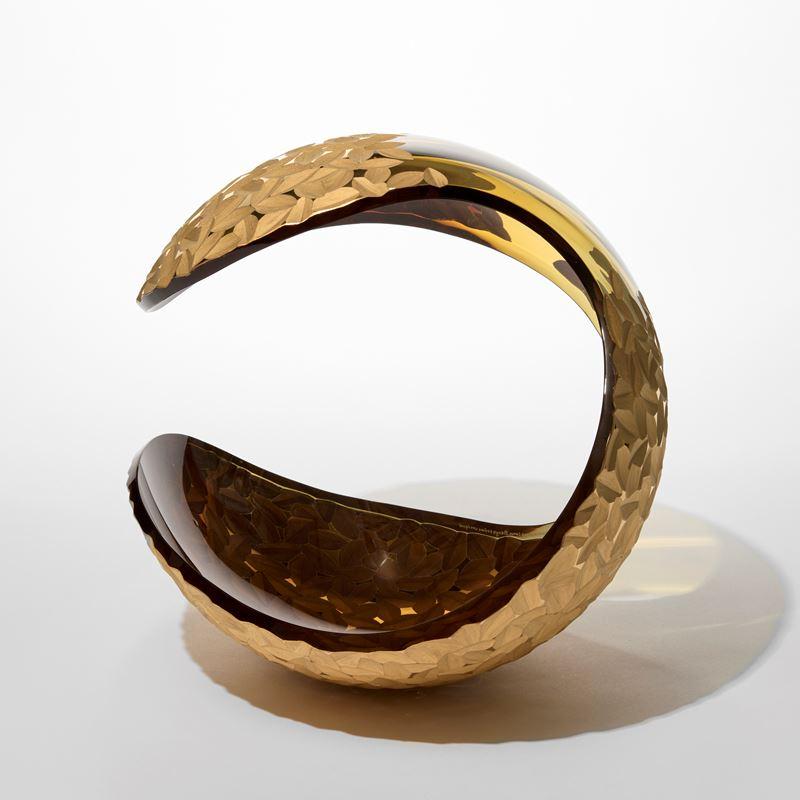 Organico moderno Planet in Faceted Gold & Amber, opera d'arte in vetro soffiato e tagliato a mano di Lena Bergström in vendita