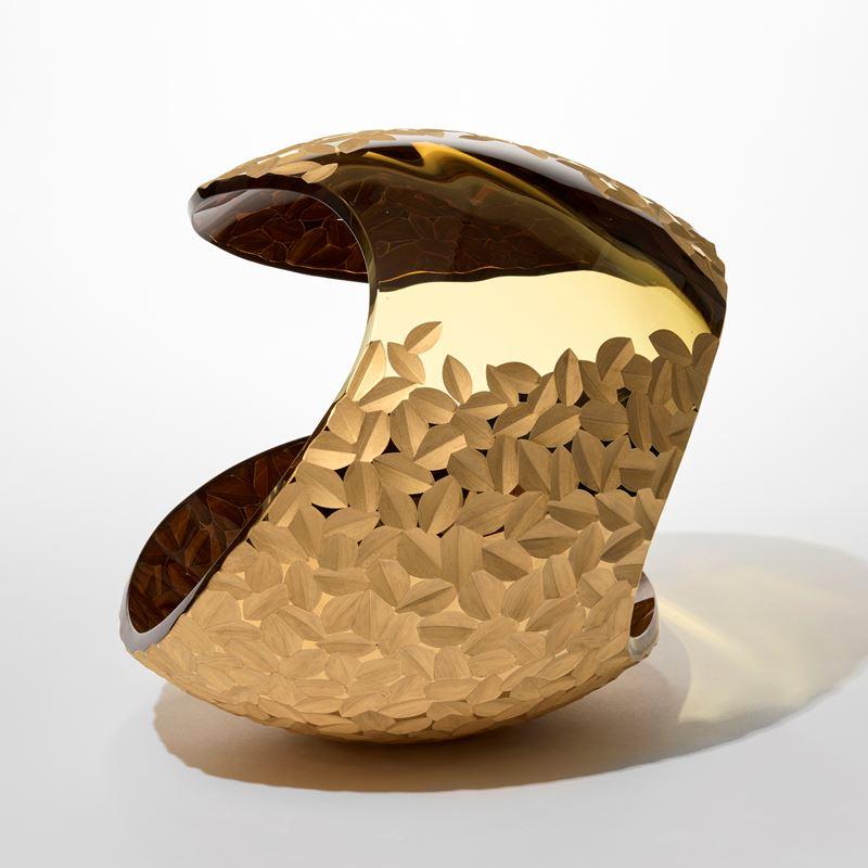 Svedese Planet in Faceted Gold & Amber, opera d'arte in vetro soffiato e tagliato a mano di Lena Bergström in vendita