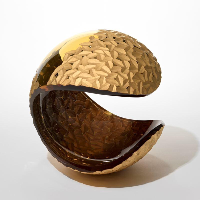 Fatto a mano Planet in Faceted Gold & Amber, opera d'arte in vetro soffiato e tagliato a mano di Lena Bergström in vendita