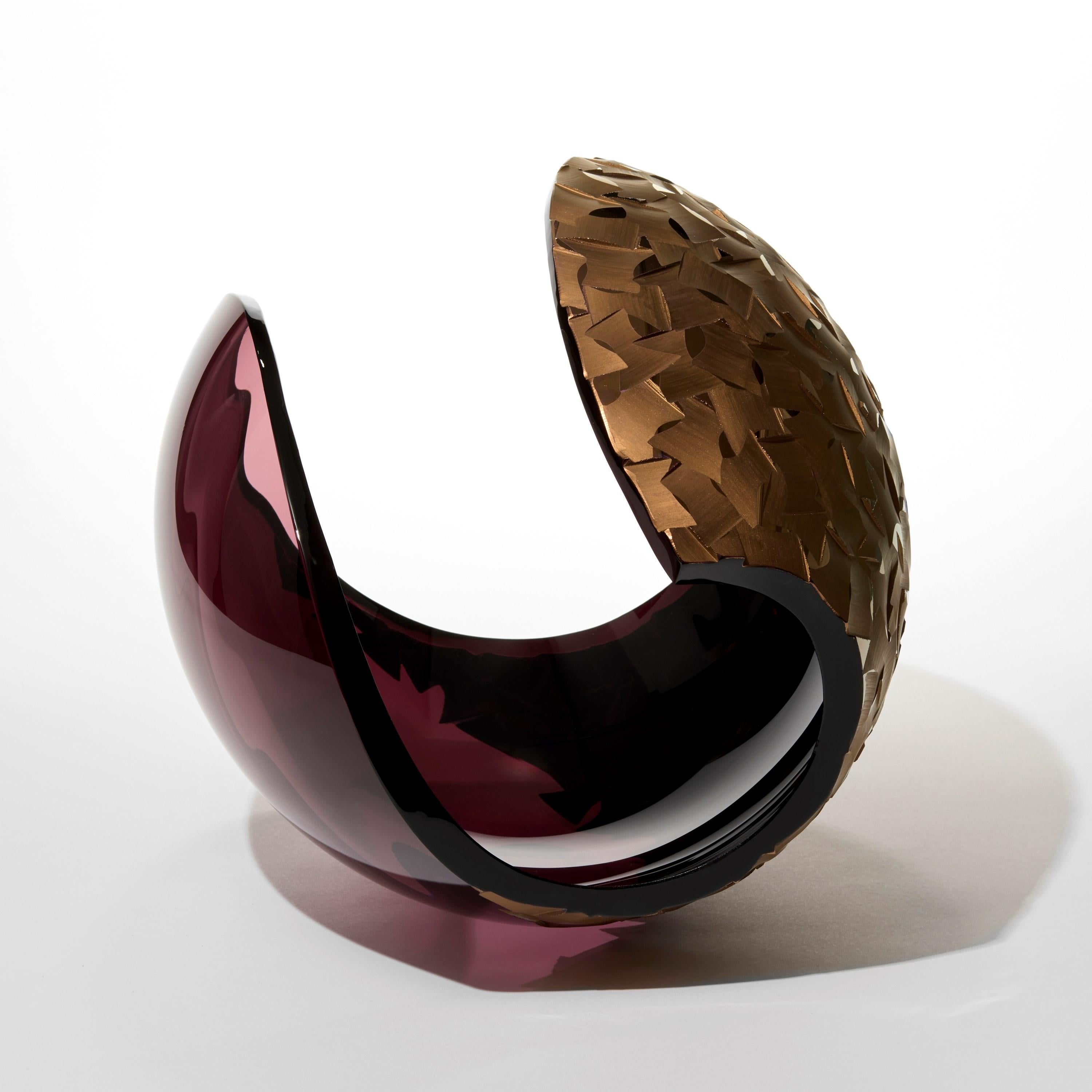 Organico moderno Planet in Faceted Gold & Aubergine, una scultura in vetro tagliato di Lena Bergström in vendita