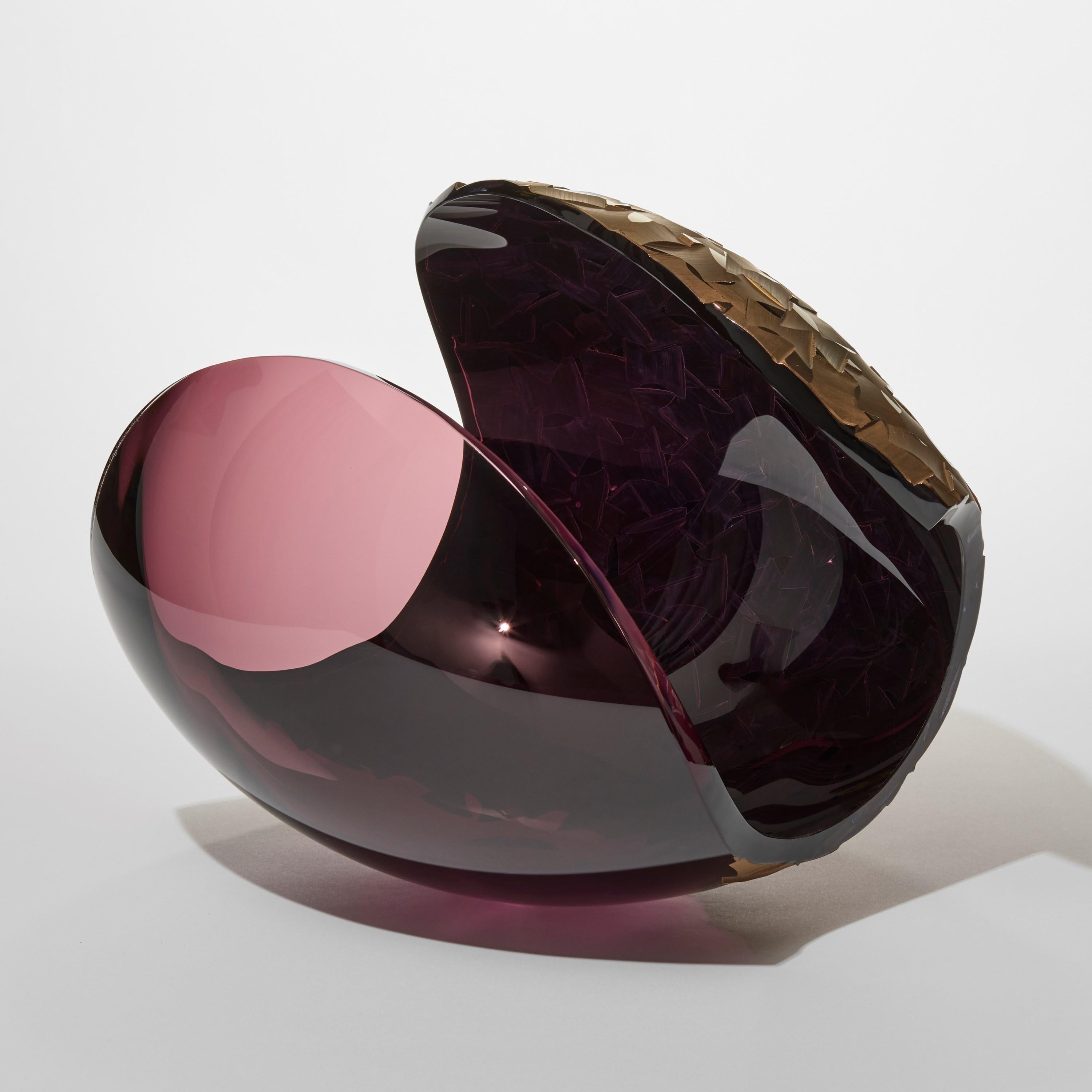 Svedese Planet in Faceted Gold & Aubergine, una scultura in vetro tagliato di Lena Bergström in vendita