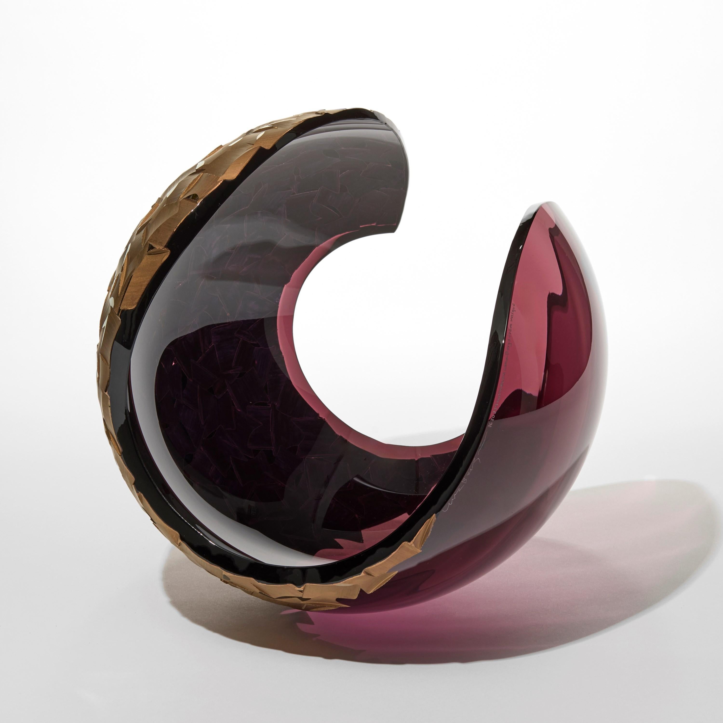 Fatto a mano Planet in Faceted Gold & Aubergine, una scultura in vetro tagliato di Lena Bergström in vendita
