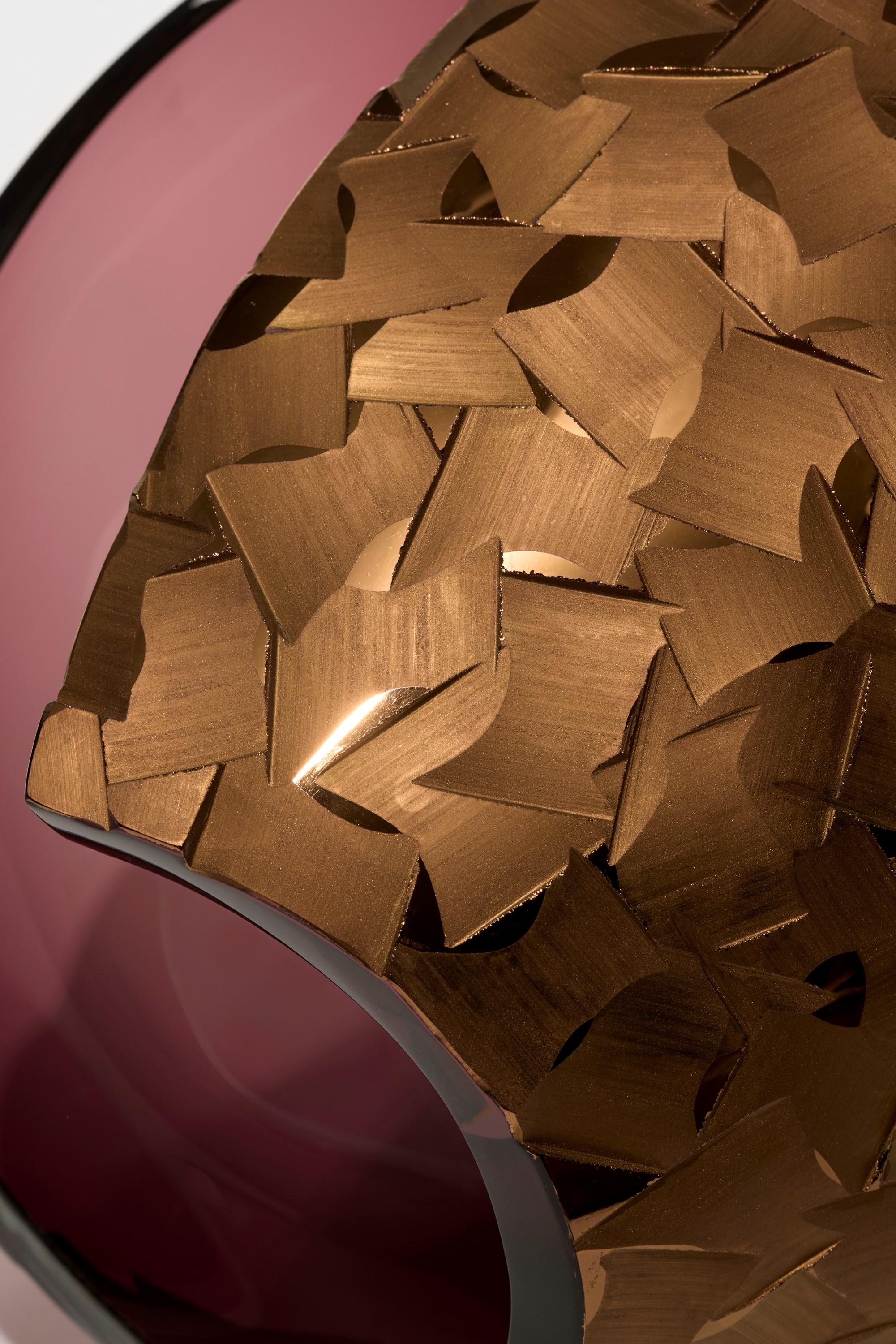 Planet in Faceted Gold & Aubergine, una scultura in vetro tagliato di Lena Bergström In condizioni Nuovo in vendita a London, GB
