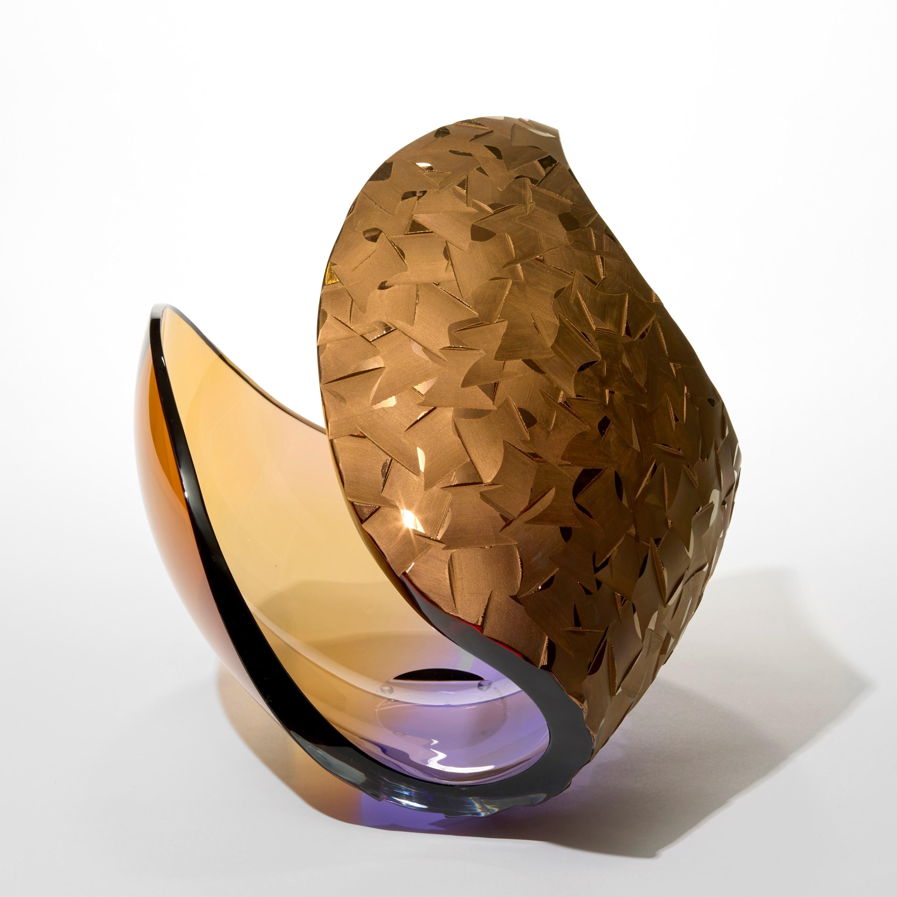Organico moderno Planet in Faceted Gold & Purple, a handblown glass sculpture by Lena Bergström in vendita