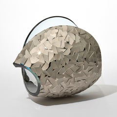 Planet in Faceted Platinum & Ice Blue, una scultura in vetro tagliato di Lena Bergström