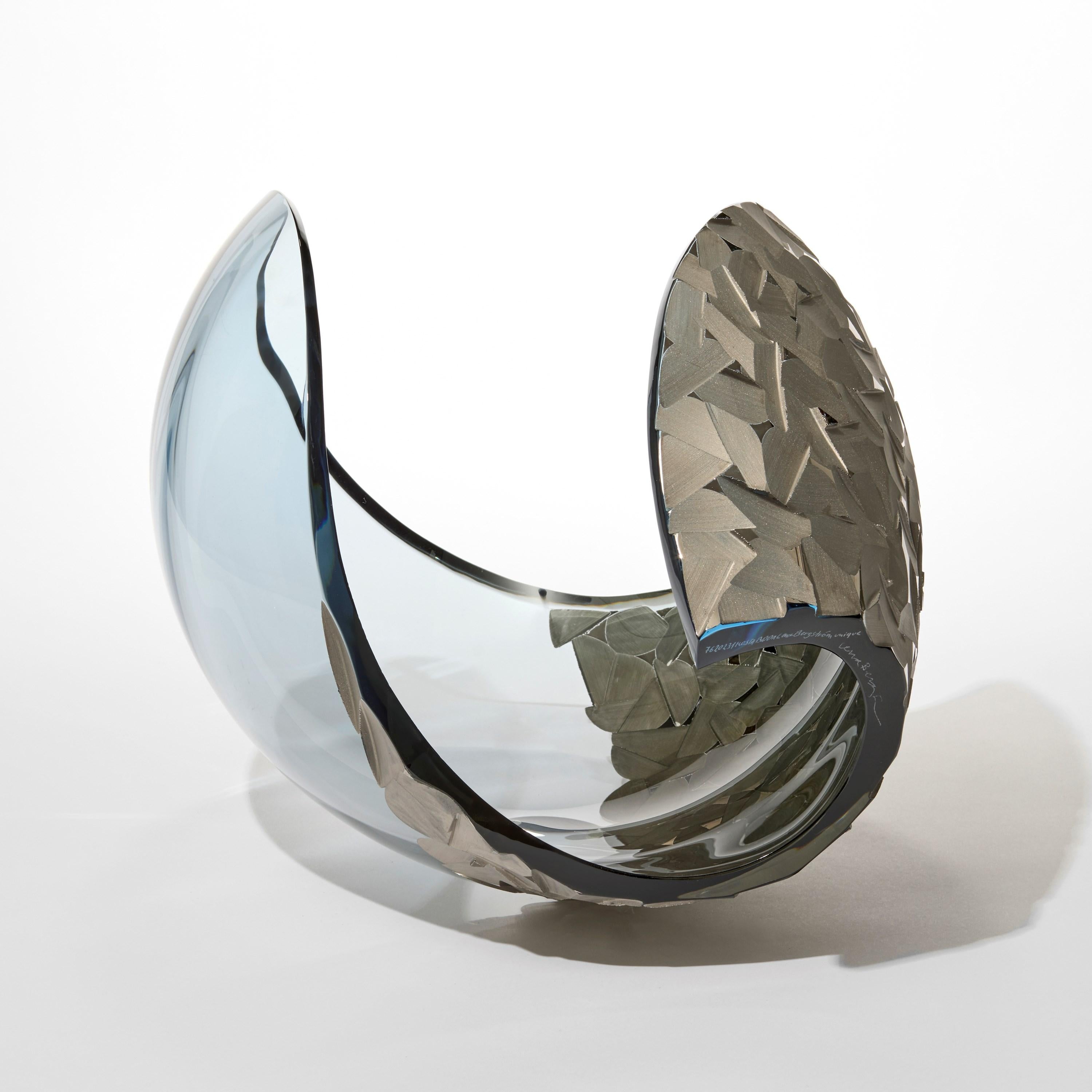 Planeta en platino facetado y azul hielo, escultura de vidrio tallado de Lena Bergström Moderno orgánico en venta