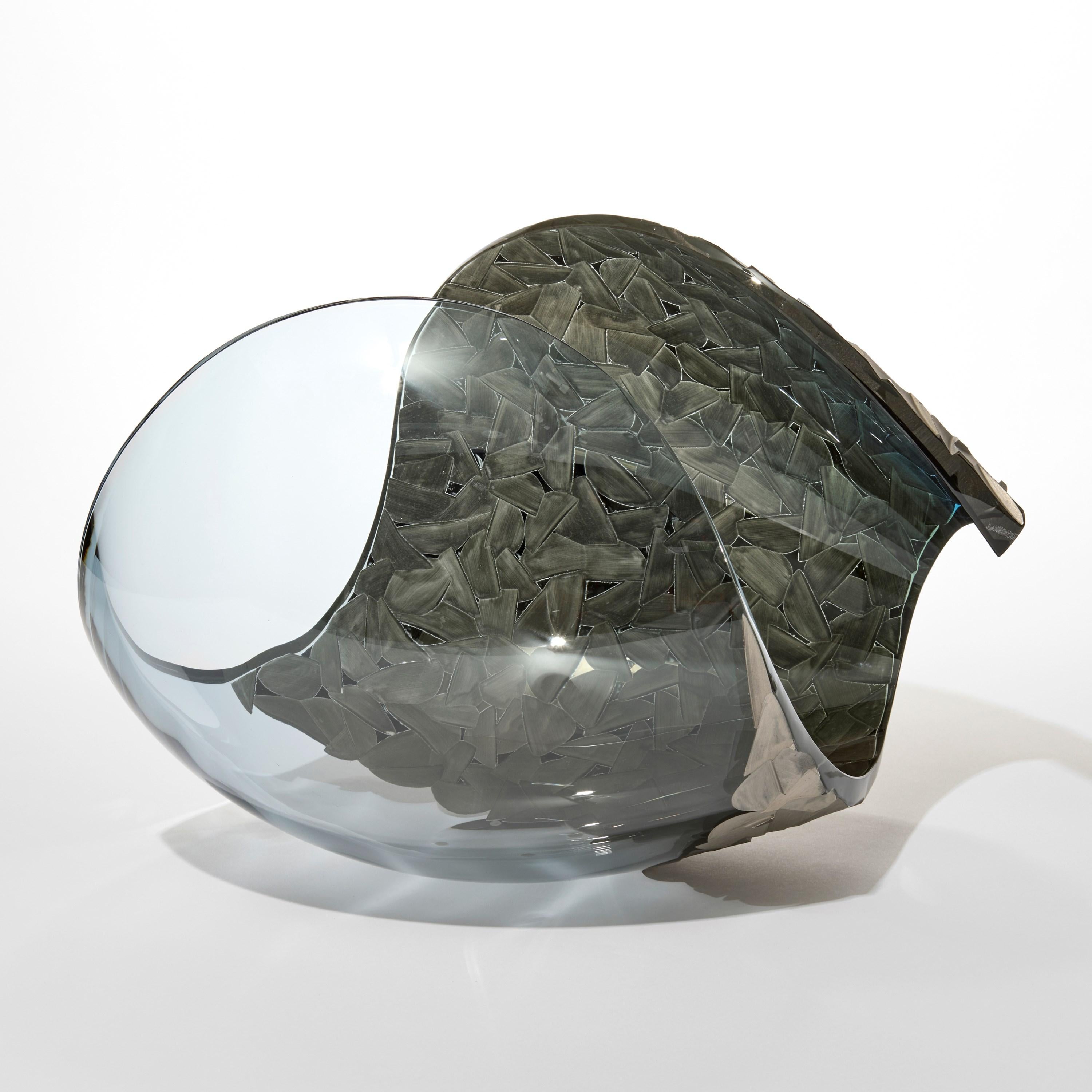 Planeta en platino facetado y azul hielo, escultura de vidrio tallado de Lena Bergström Sueco en venta