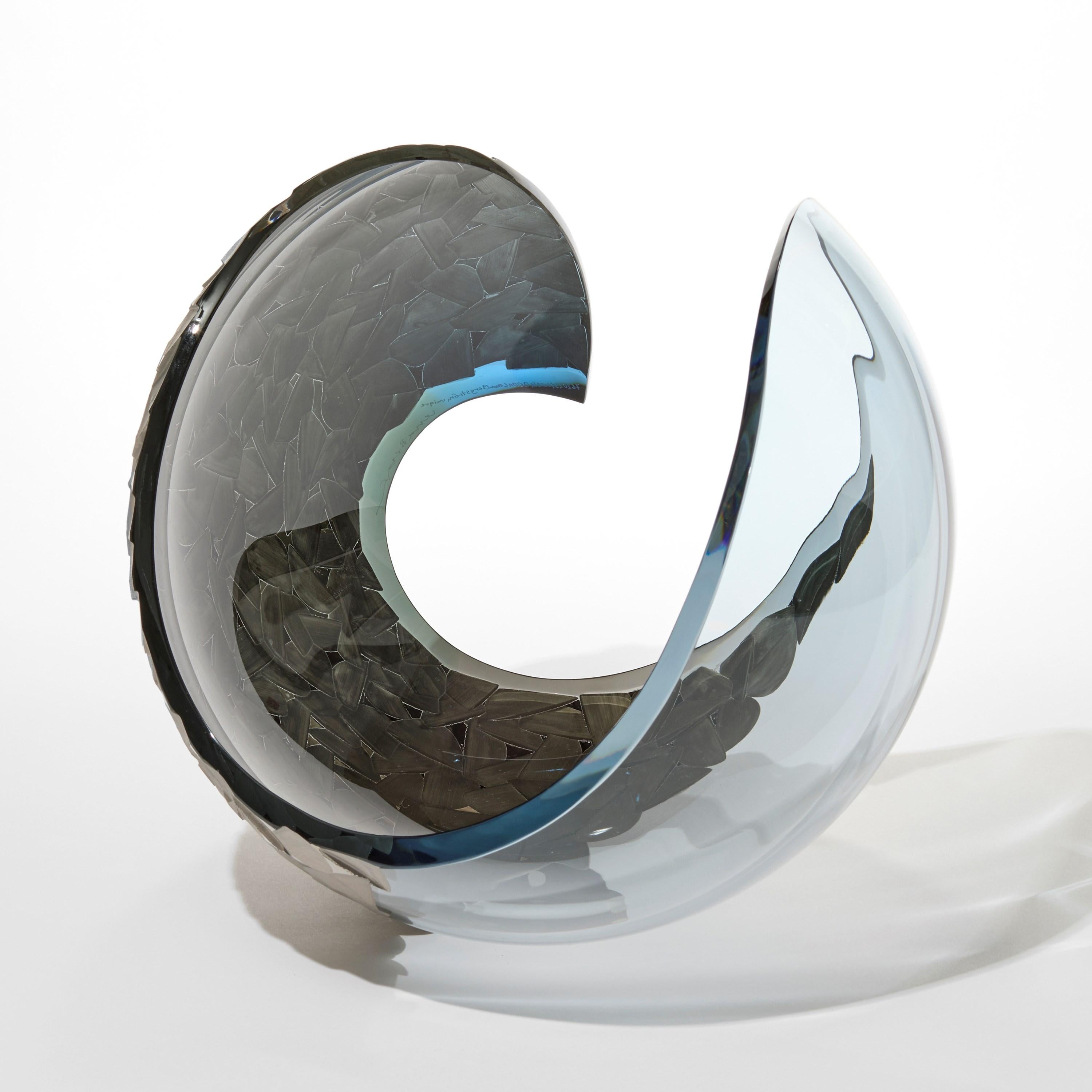 Planeta en platino facetado y azul hielo, escultura de vidrio tallado de Lena Bergström Hecho a mano en venta
