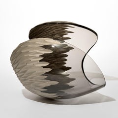 Planet in Faceted Platinum & Smoke, una scultura in vetro tagliato di Lena Bergström