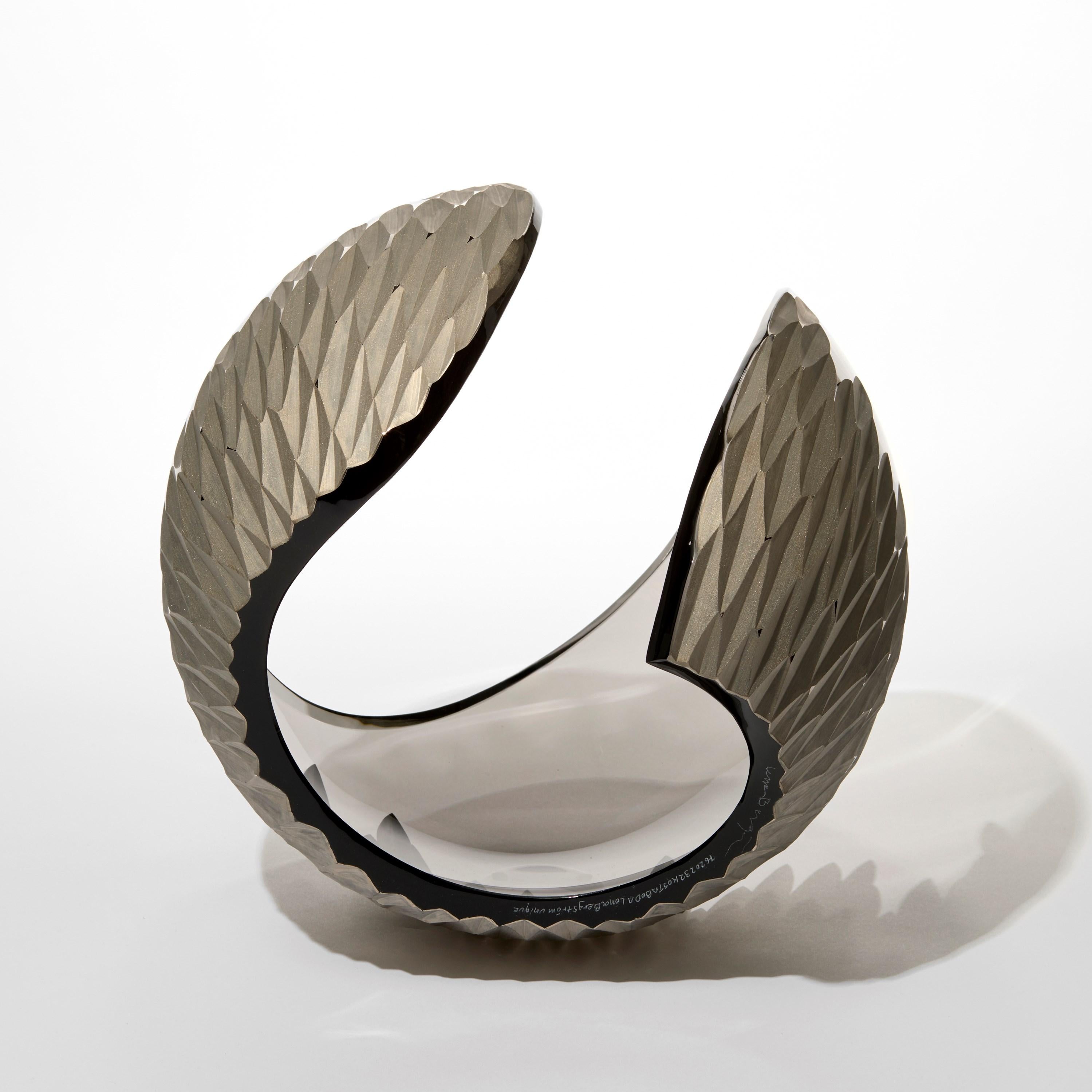 Fait main Planet in Faceted Platinum & Smoke, a cut glass sculpture by Lena Bergström en vente