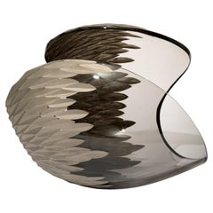 Planeta en platino facetado y humo, escultura de vidrio tallado de Lena Bergström