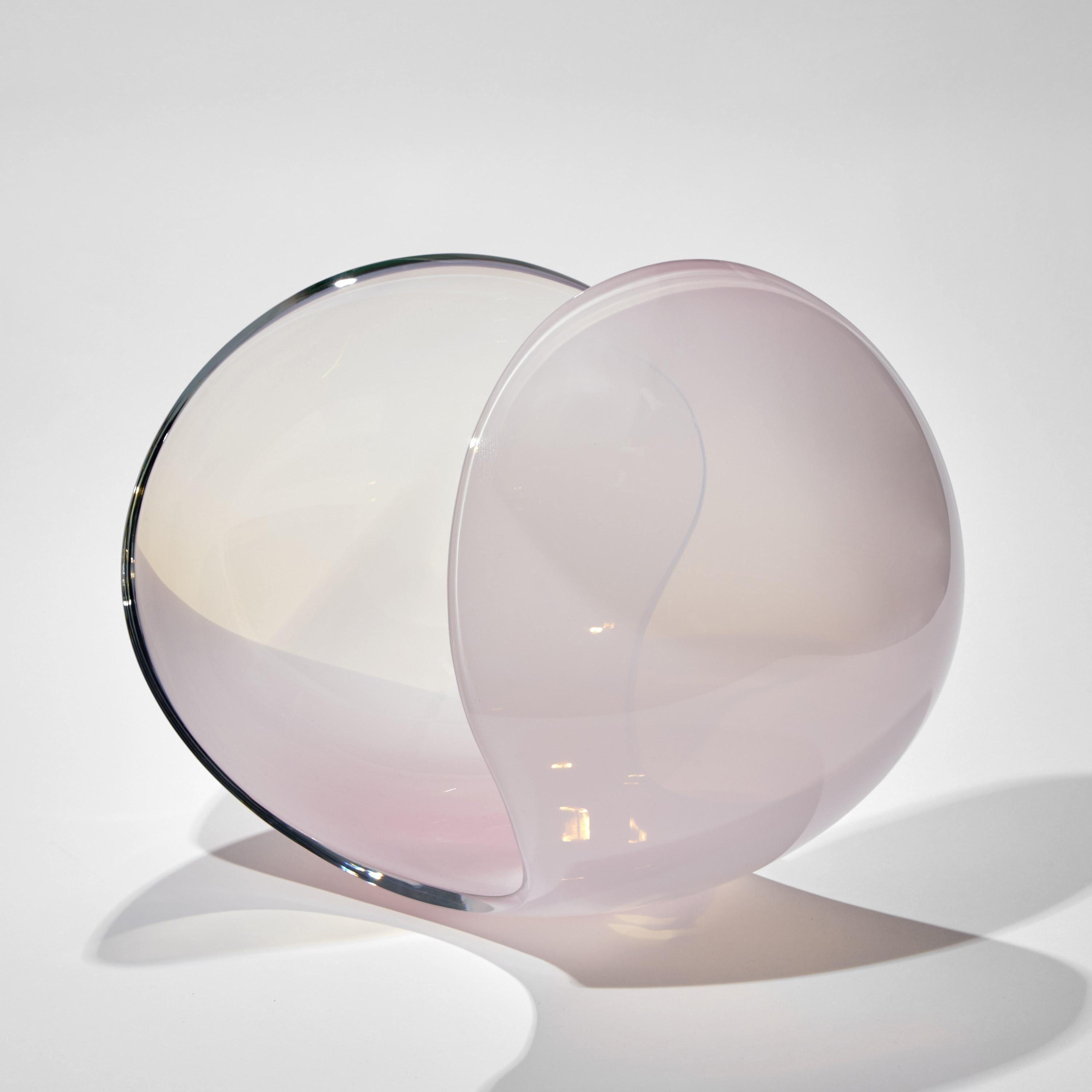 Fait main Planet in Soft Pink, une sculpture en verre et un centre de table uniques de Lena Bergström en vente