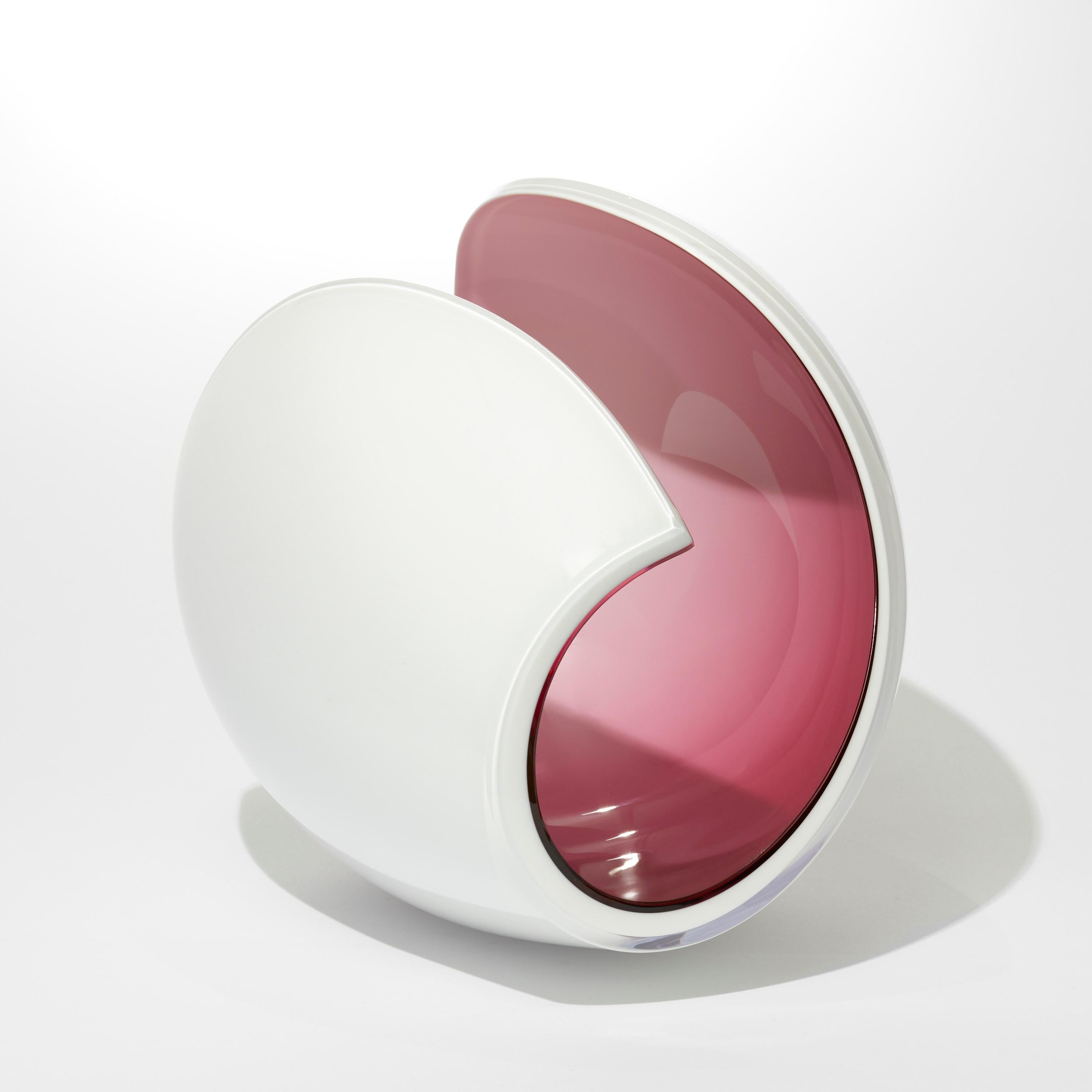 Planeta en blanco y cereza, centro de mesa escultórico de cristal de Lena Bergström Moderno orgánico en venta