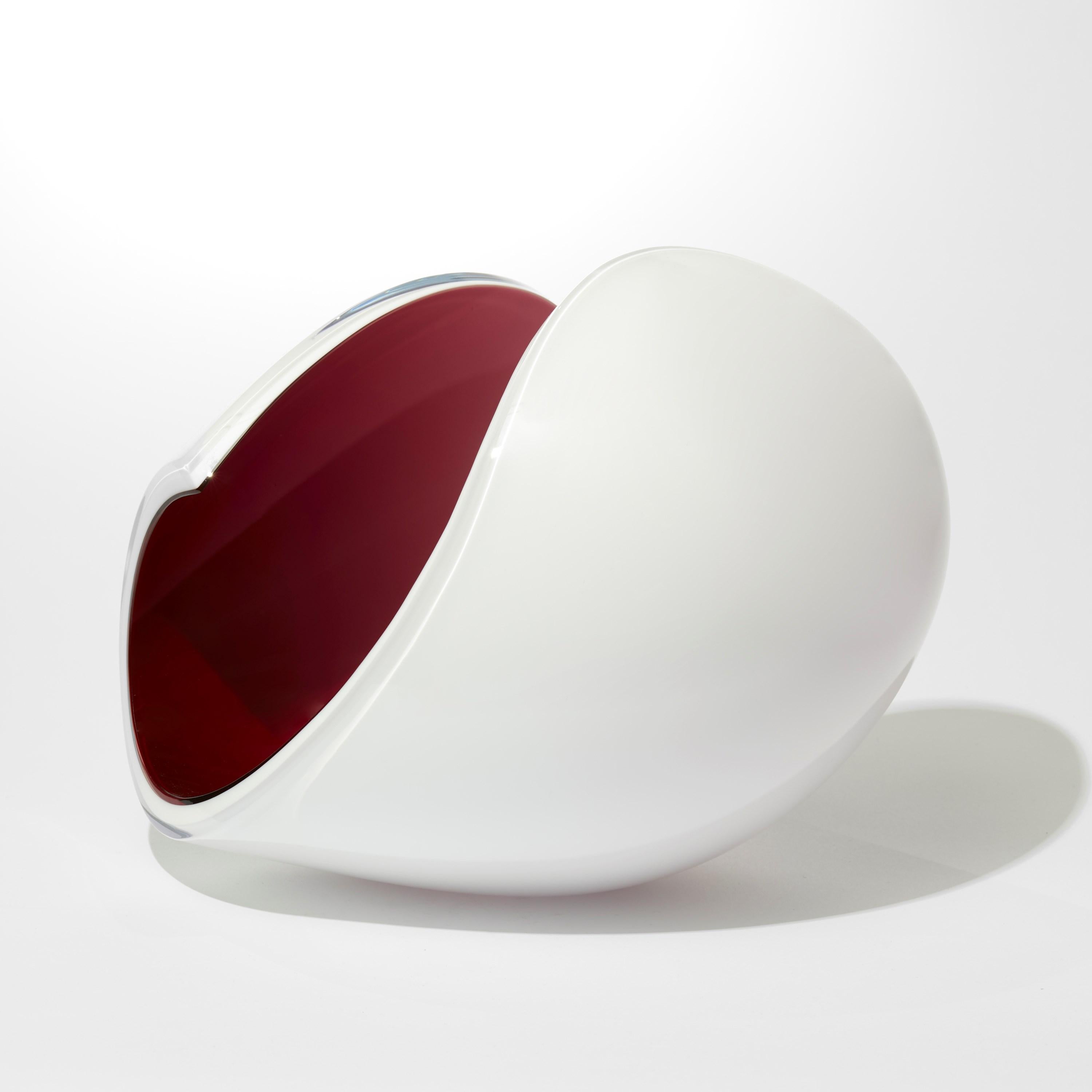 Planeta en blanco y cereza, centro de mesa escultórico de cristal de Lena Bergström Hecho a mano en venta