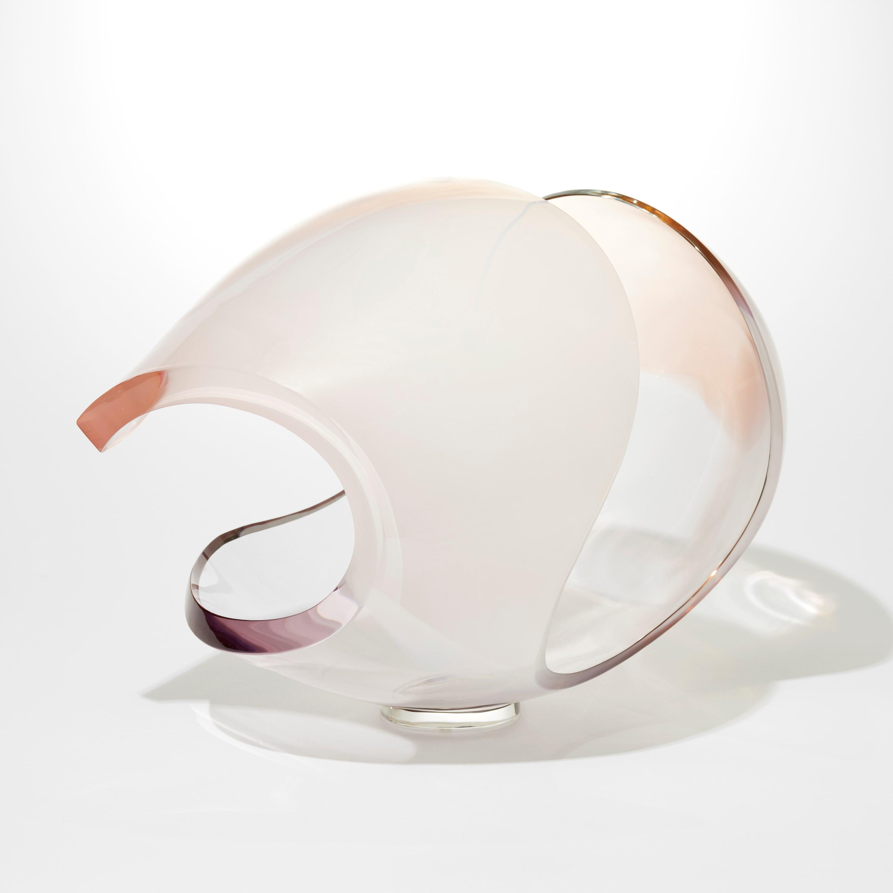 Planet in Weiß und Pfirsich, ein abstrakter muschelartiger Tafelaufsatz von Lena Bergström (Handgefertigt) im Angebot