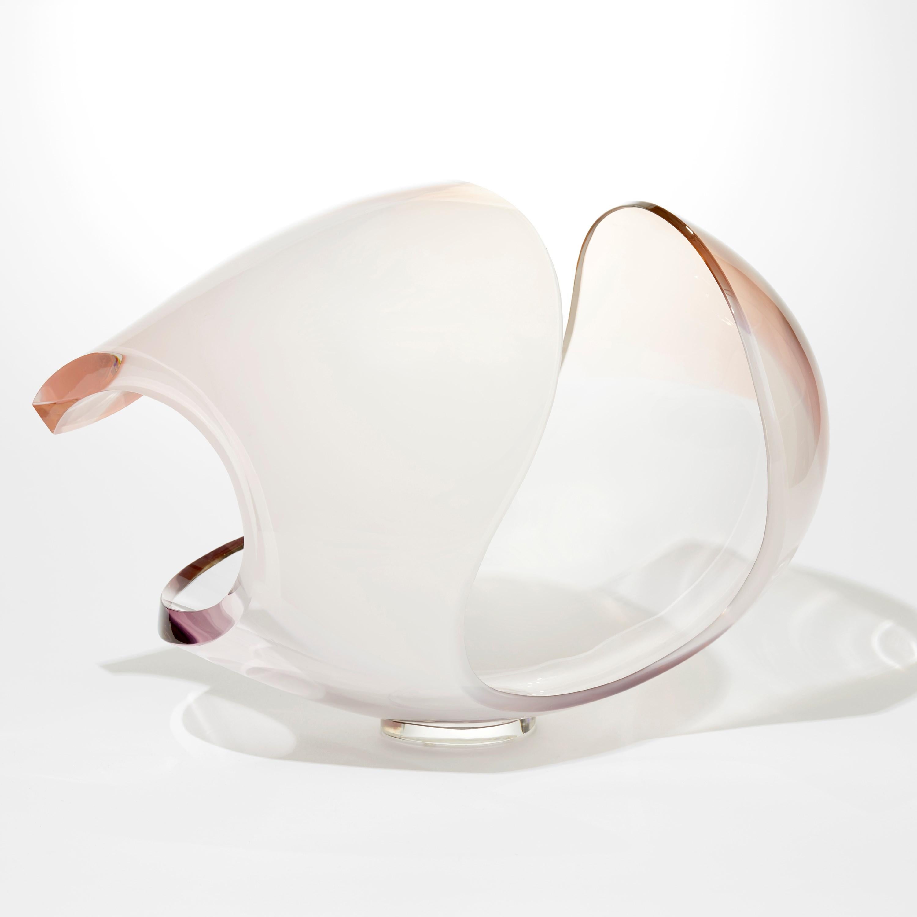 Planet in Weiß und Pfirsich, ein abstrakter muschelartiger Tafelaufsatz von Lena Bergström im Zustand „Neu“ im Angebot in London, GB