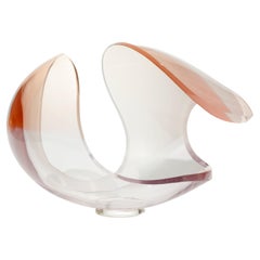 Planet in White & Peach, un centre de table abstrait en forme de coquillage par Lena Bergström