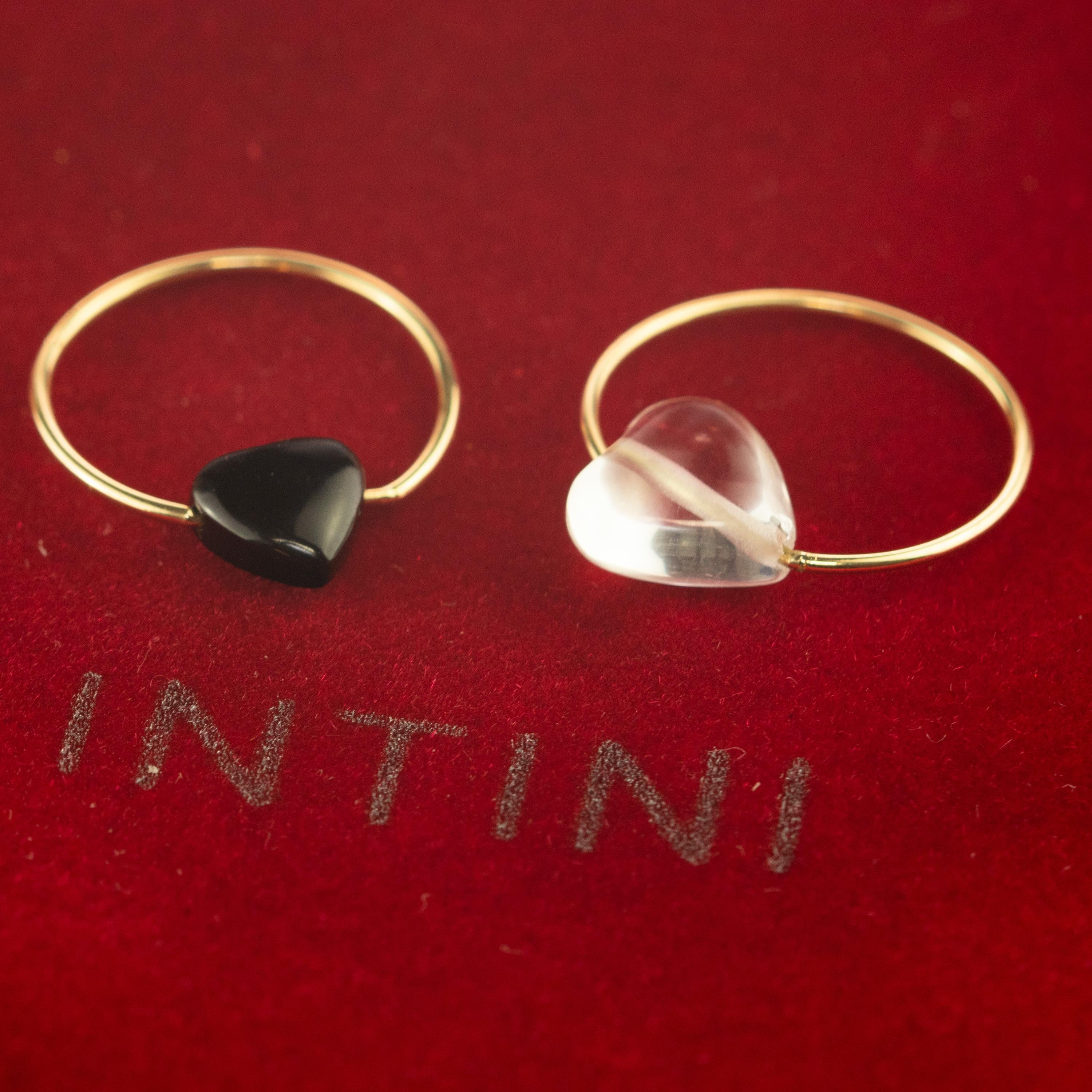 Signatur INTINI Jewels Planet Herzringe. Zeitgenössische Ringe aus 18 Karat Gelbgold mit einer kostbaren herzförmigen Perle in Bergkristall und schwarzem Achat.  Design und Farbe in einem Schmuckstück vereint. Freuen Sie sich auf ein starkes,