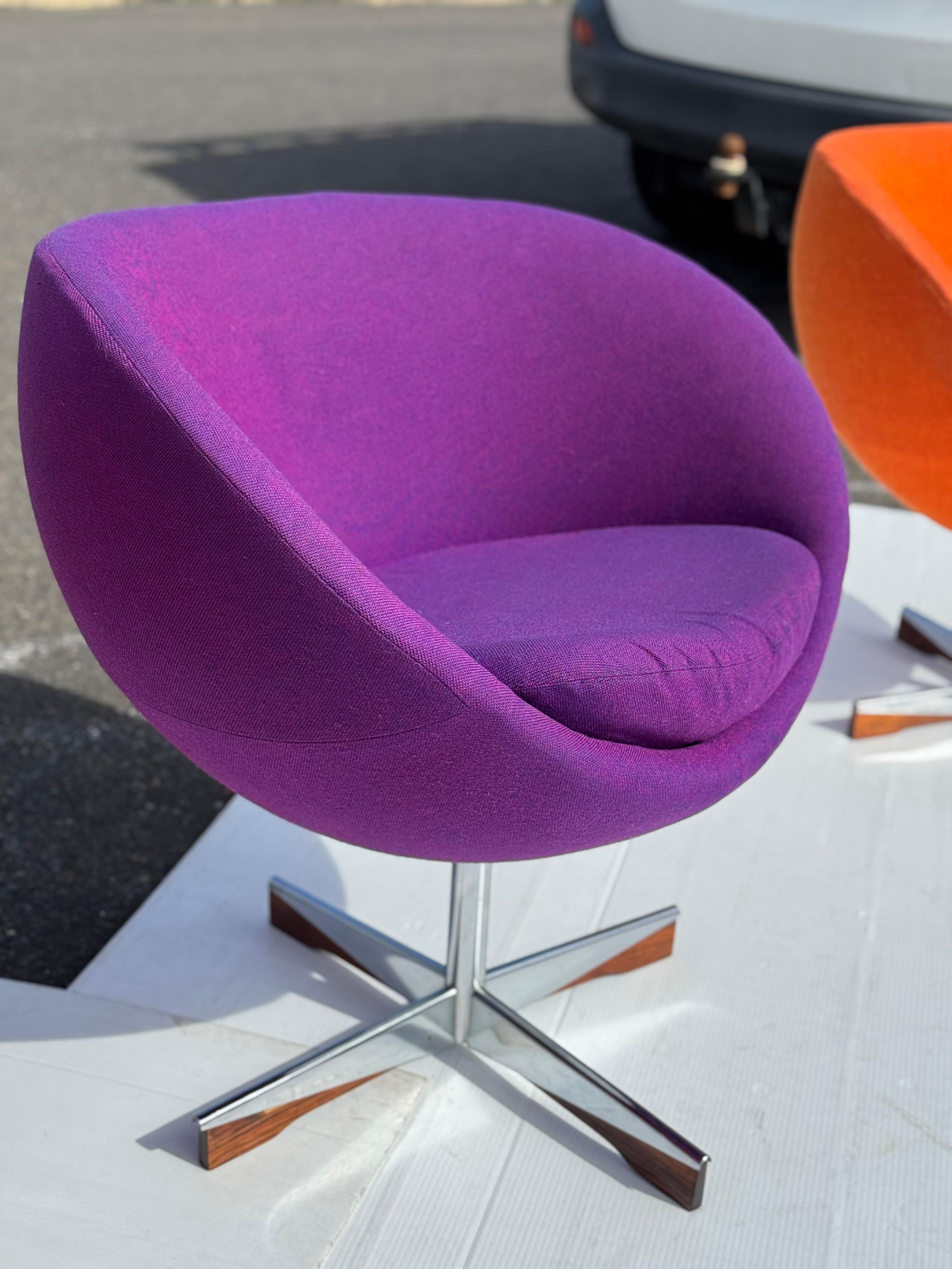 Mid-Century Modern Planet Chaises Orb pivotantes par Sven Ivar Dysthe Norvège Bois de rose et chrome en vente