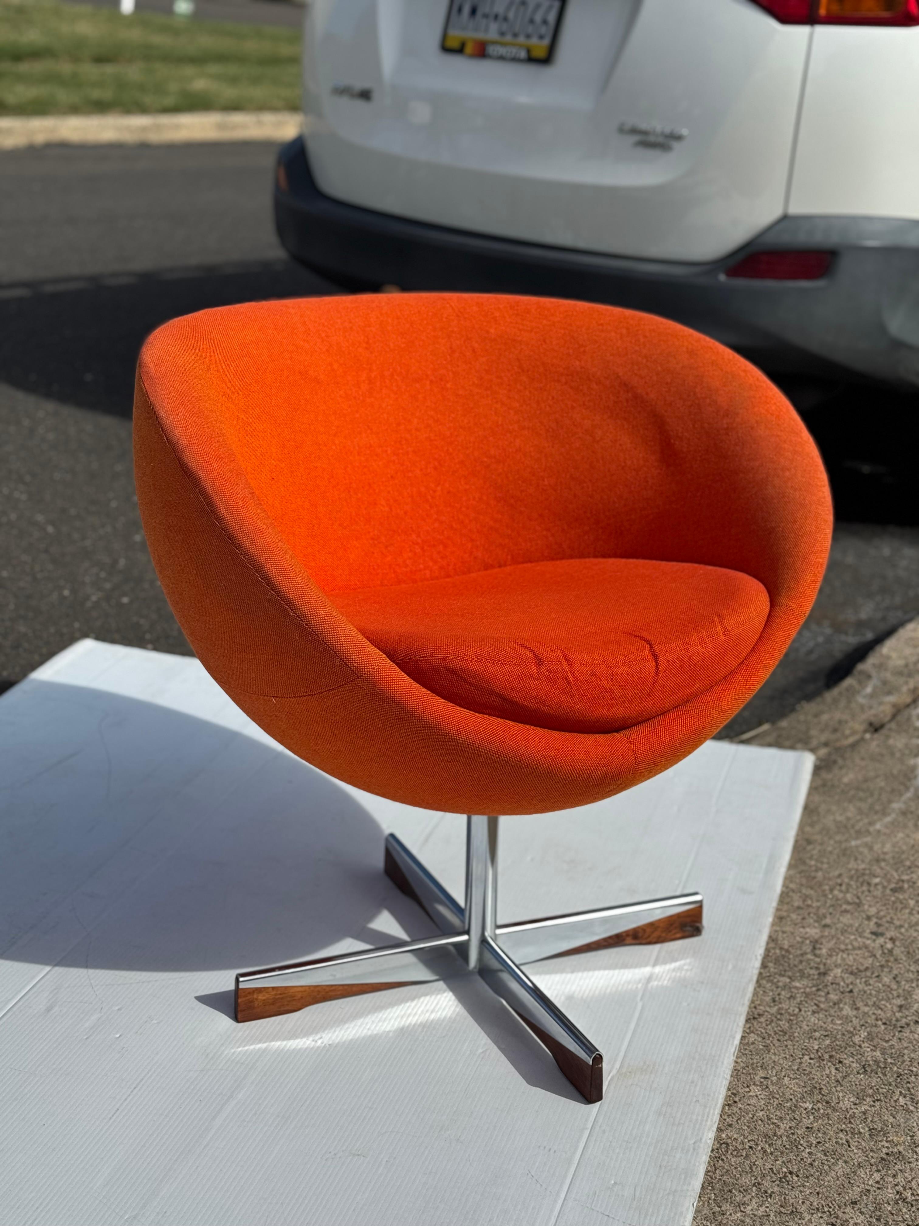 Planet Chaises Orb pivotantes par Sven Ivar Dysthe Norvège Bois de rose et chrome Bon état - En vente à Bensalem, PA