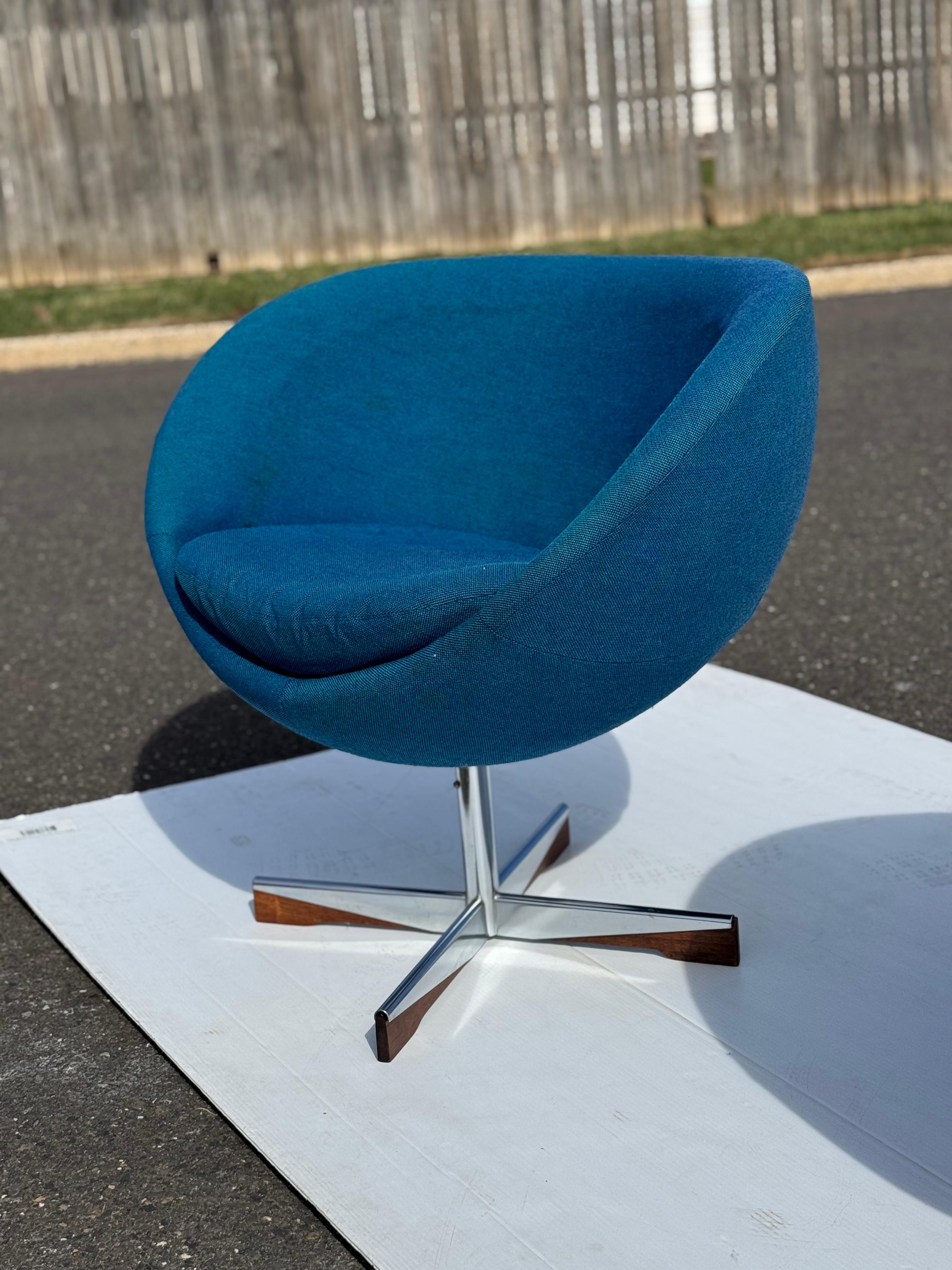 Milieu du XXe siècle Planet Chaises Orb pivotantes par Sven Ivar Dysthe Norvège Bois de rose et chrome en vente