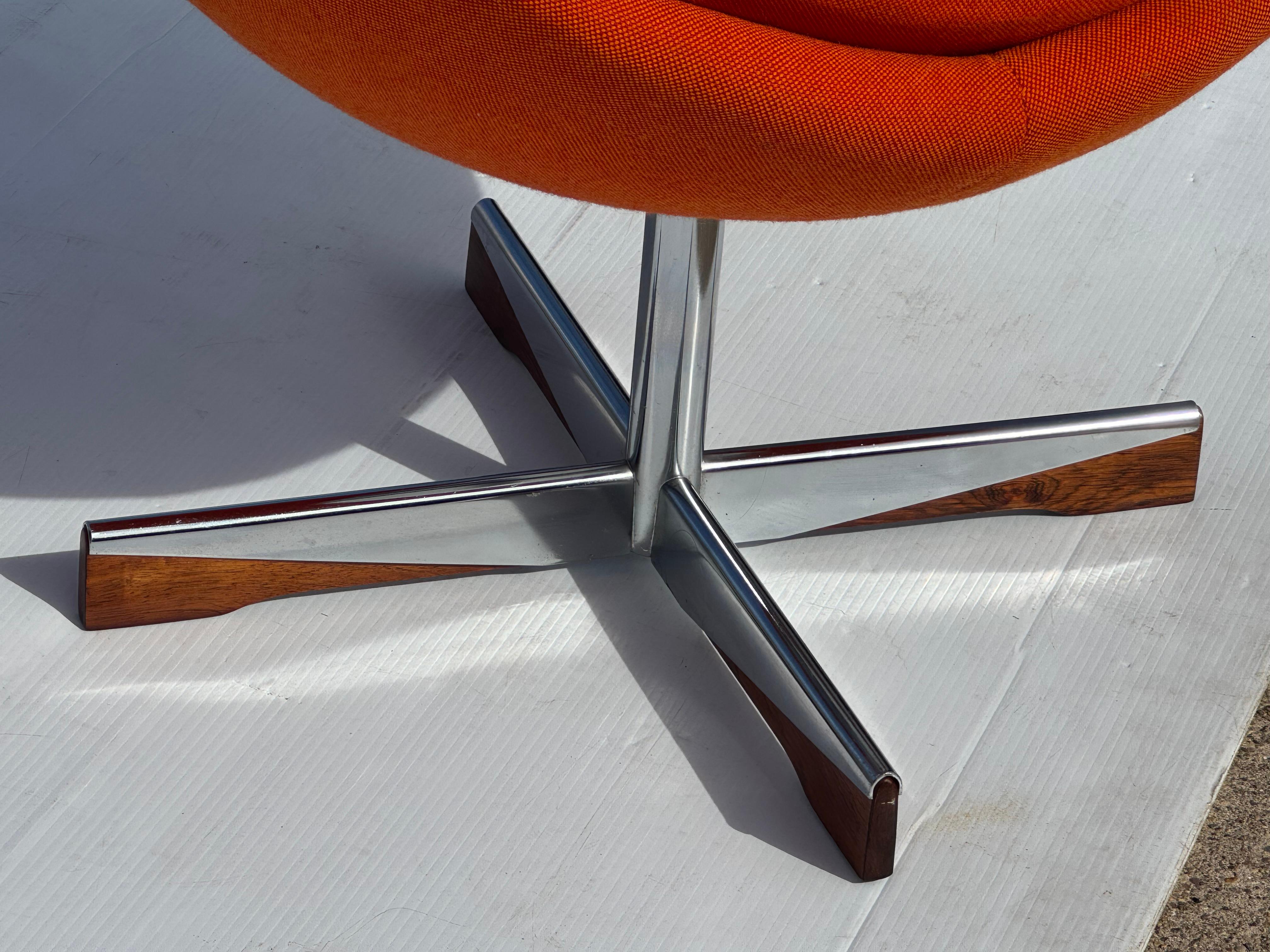 Tissu d'ameublement Planet Chaises Orb pivotantes par Sven Ivar Dysthe Norvège Bois de rose et chrome en vente