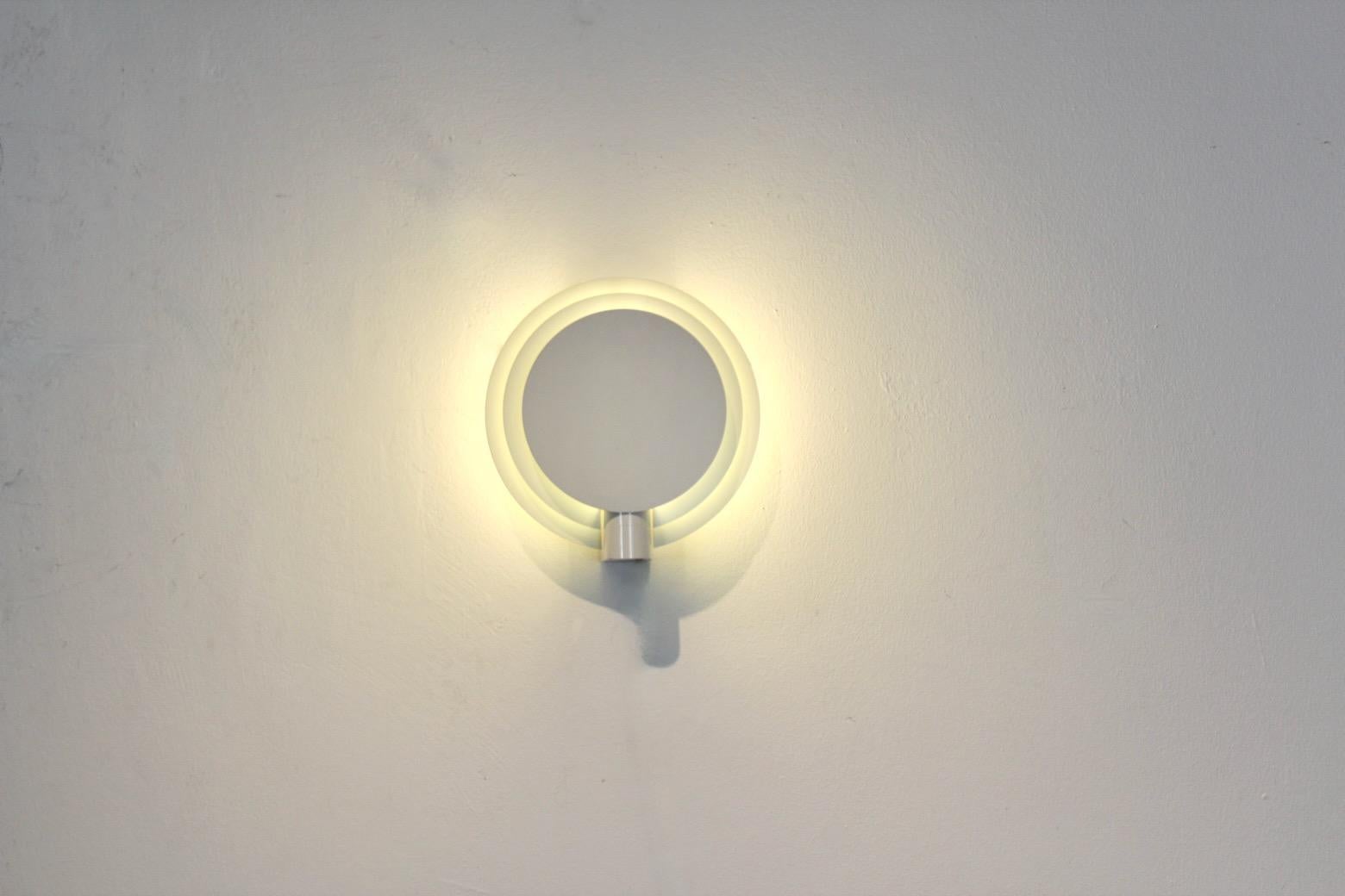 Un llamativo y escultural aplique de pared 