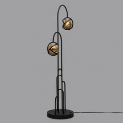 Lampadaire Planetaria, cadre en acier noir et sphère en laiton par Lara Bohinc