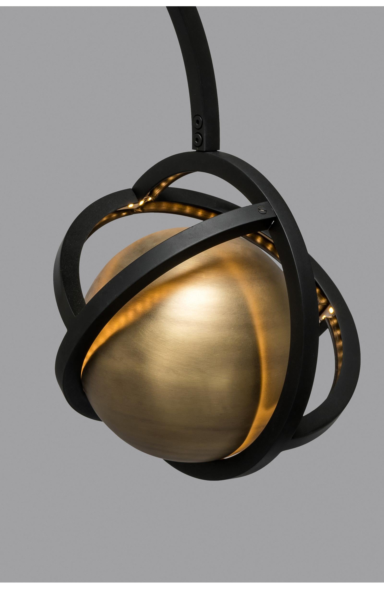 Ferronnerie Lampadaire Planetaria, cadre en acier noir et sphère en laiton par Lara Bohinc en vente