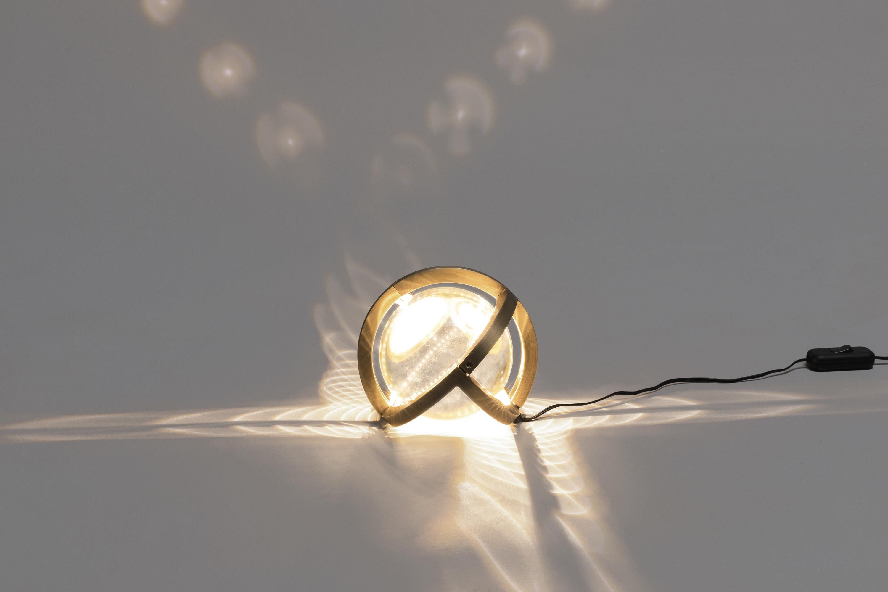 Moderne Lampe de bureau globe Planetaria, sphère en laiton foncé et verre de Lara Bohinc, en stock en vente